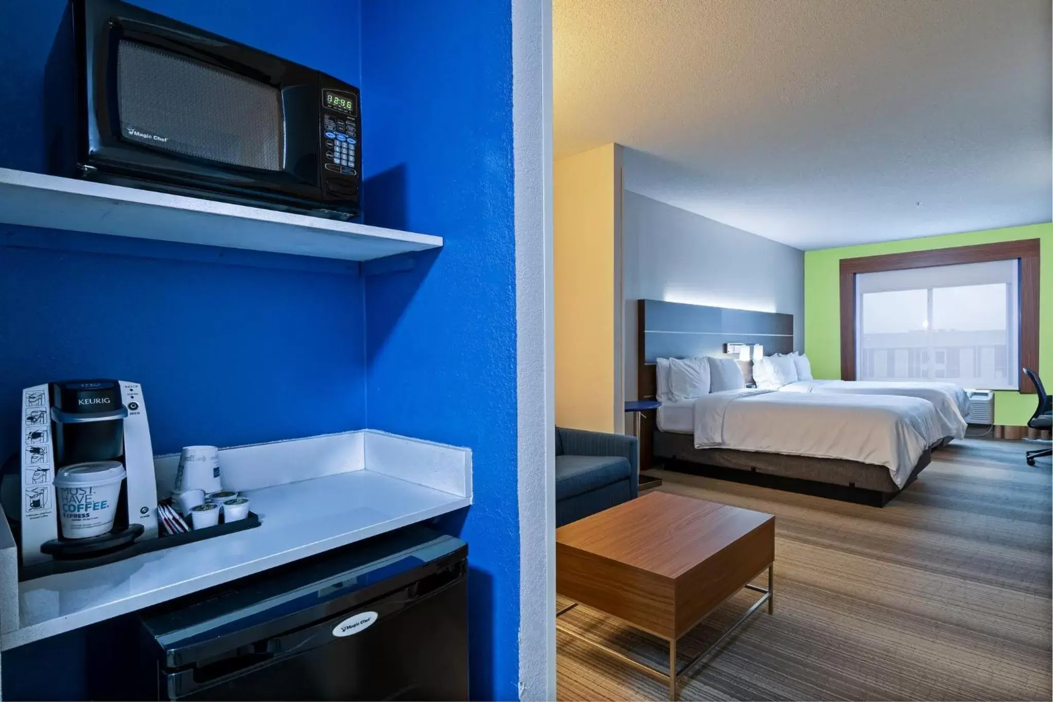 Bedroom, Bathroom in Holiday Inn Express Hotel & Suites Woodbridge, an IHG Hotel