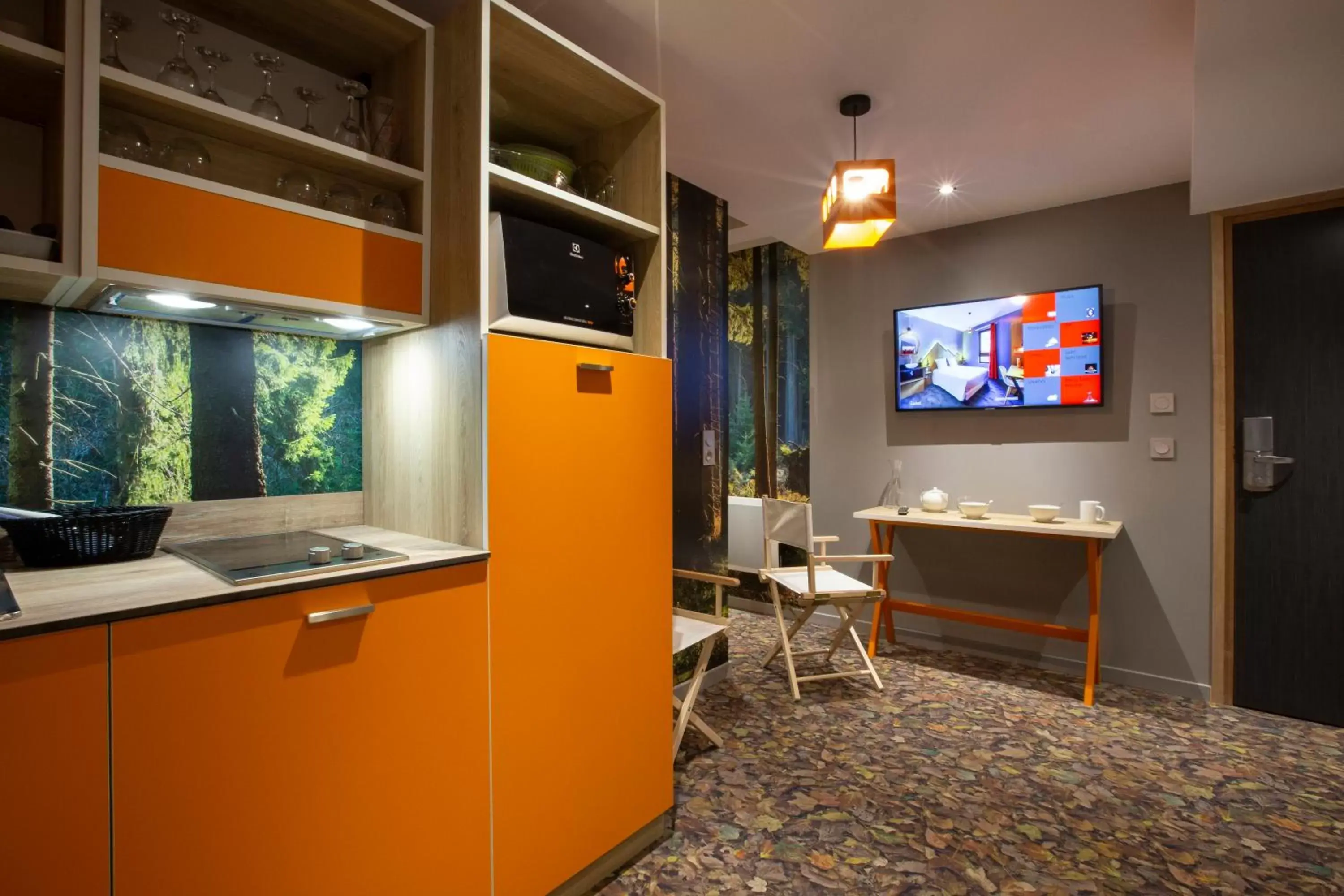 Dining area, TV/Entertainment Center in Hotel Base Camp Lodge - Bourg Saint Maurice