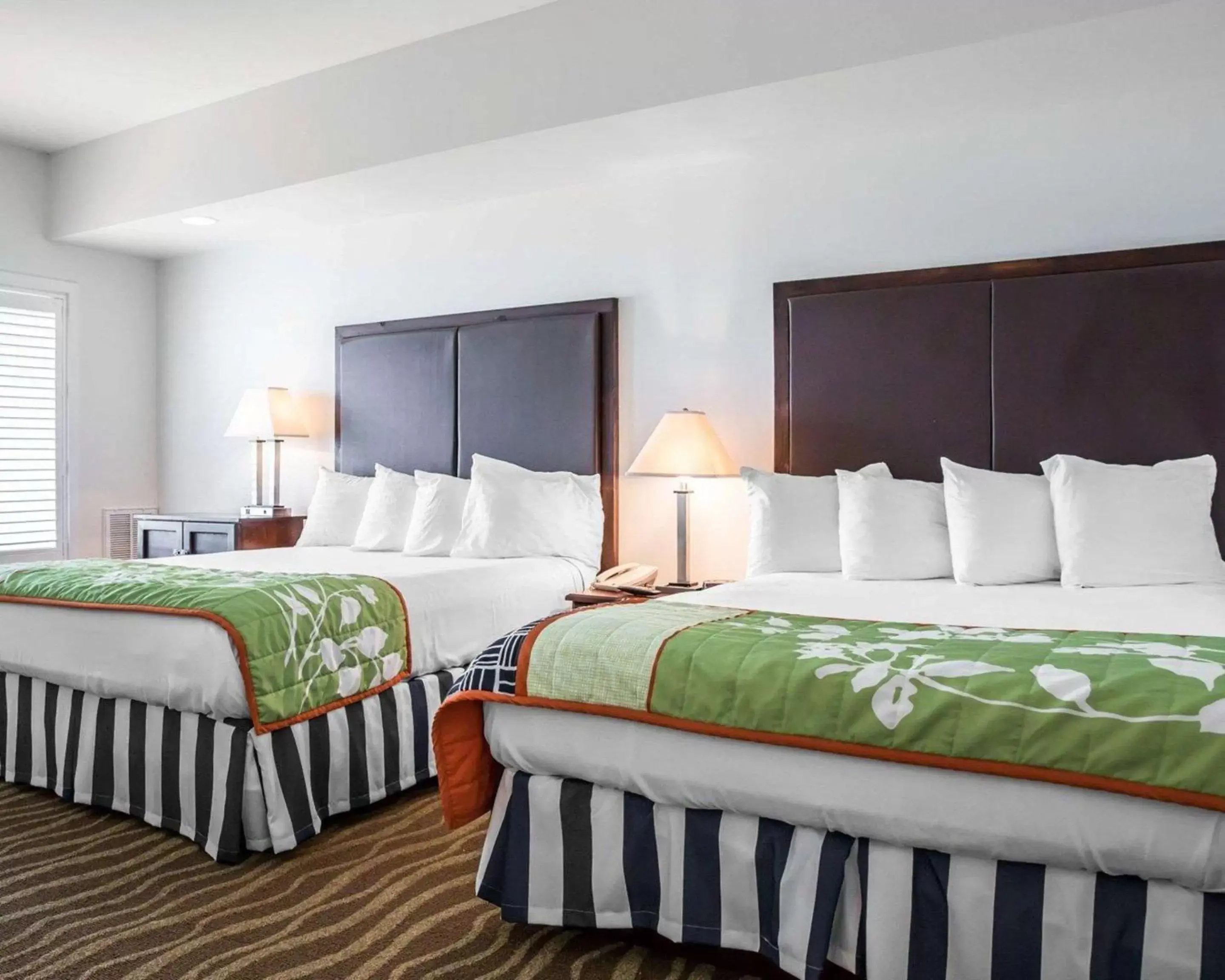 Photo of the whole room, Bed in Island Inn & Suites, Ascend Hotel Collection