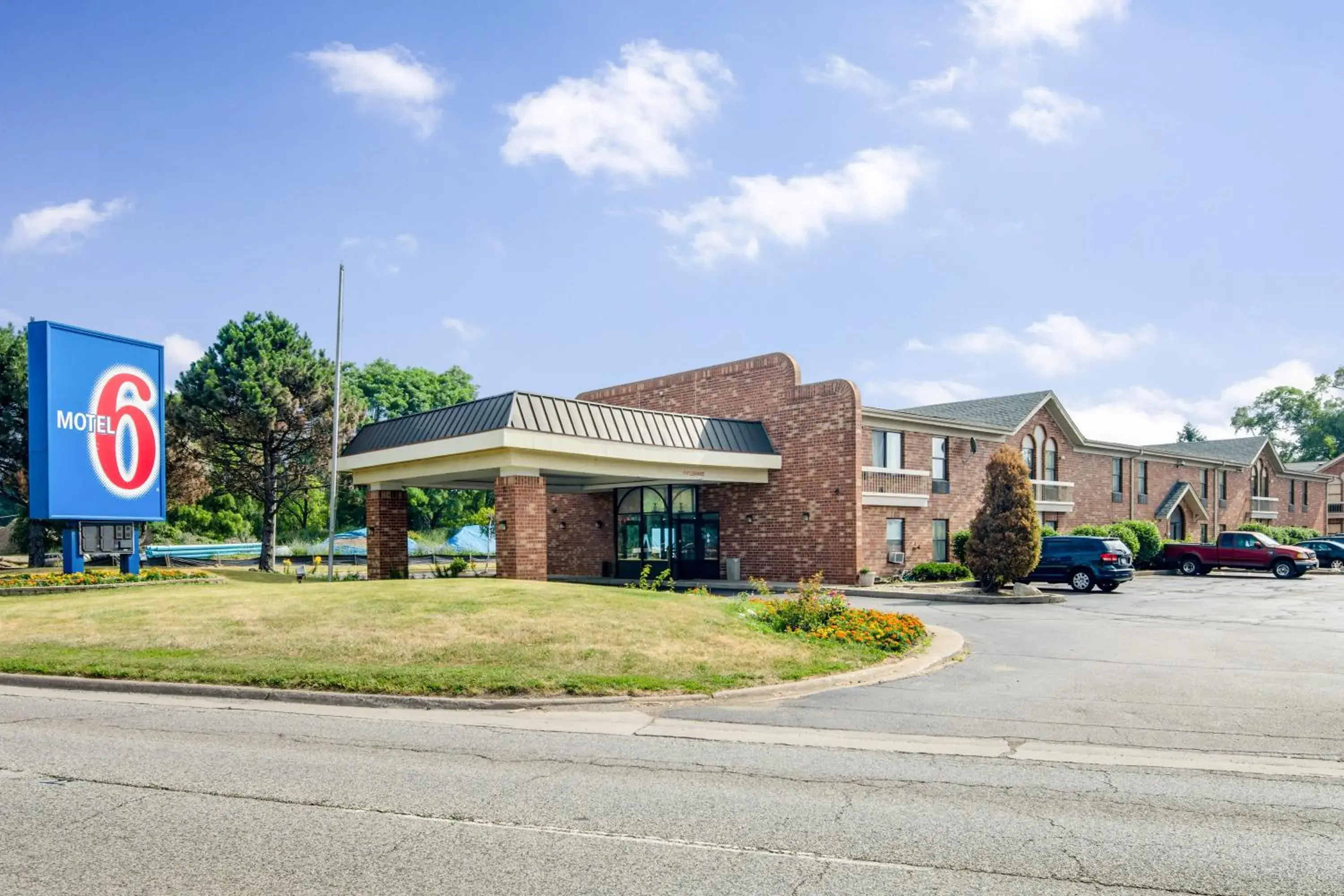 Facade/entrance, Property Building in Motel 6-Waukegan, IL