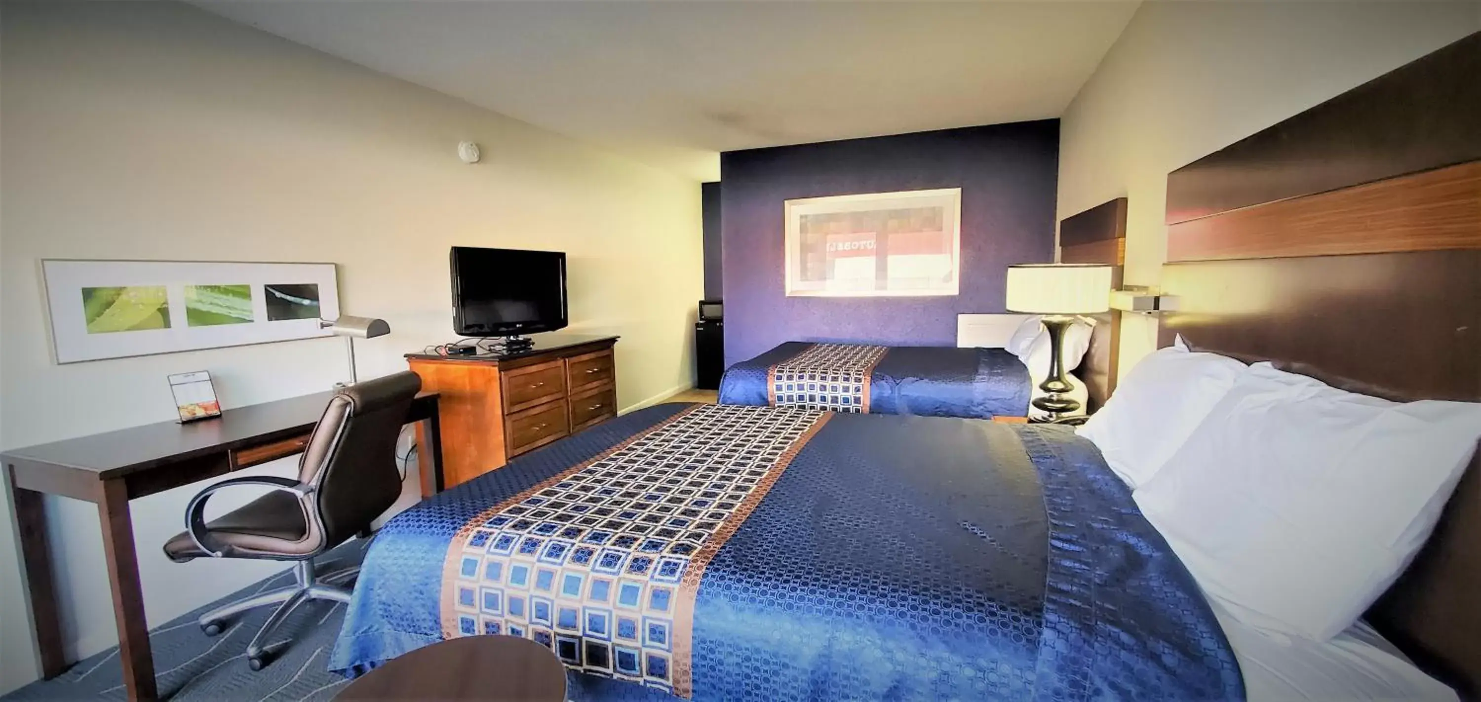 Bedroom in Economy 7 Inn- Newport News