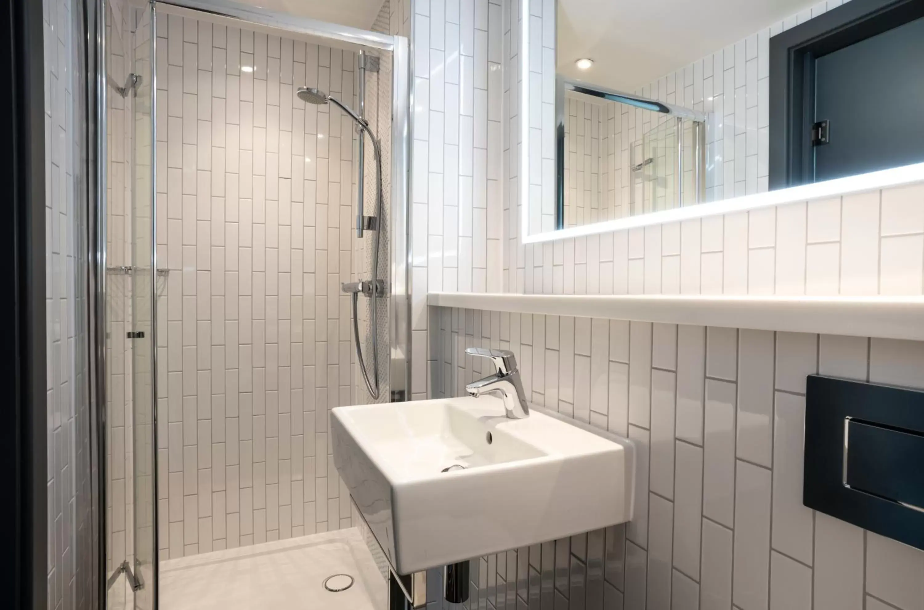 Shower, Bathroom in Point A Hotel Edinburgh Haymarket