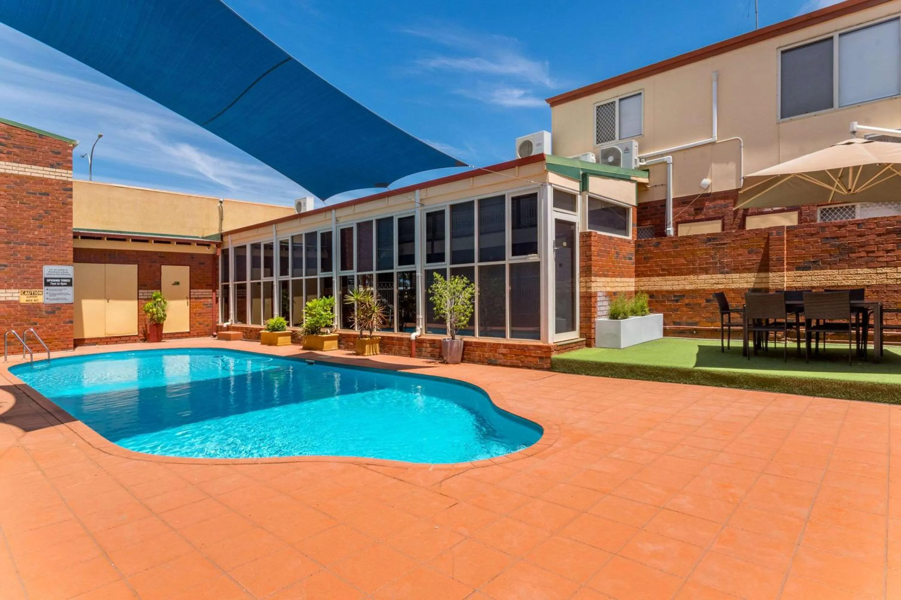 Swimming pool in Quality Inn Railway Motel