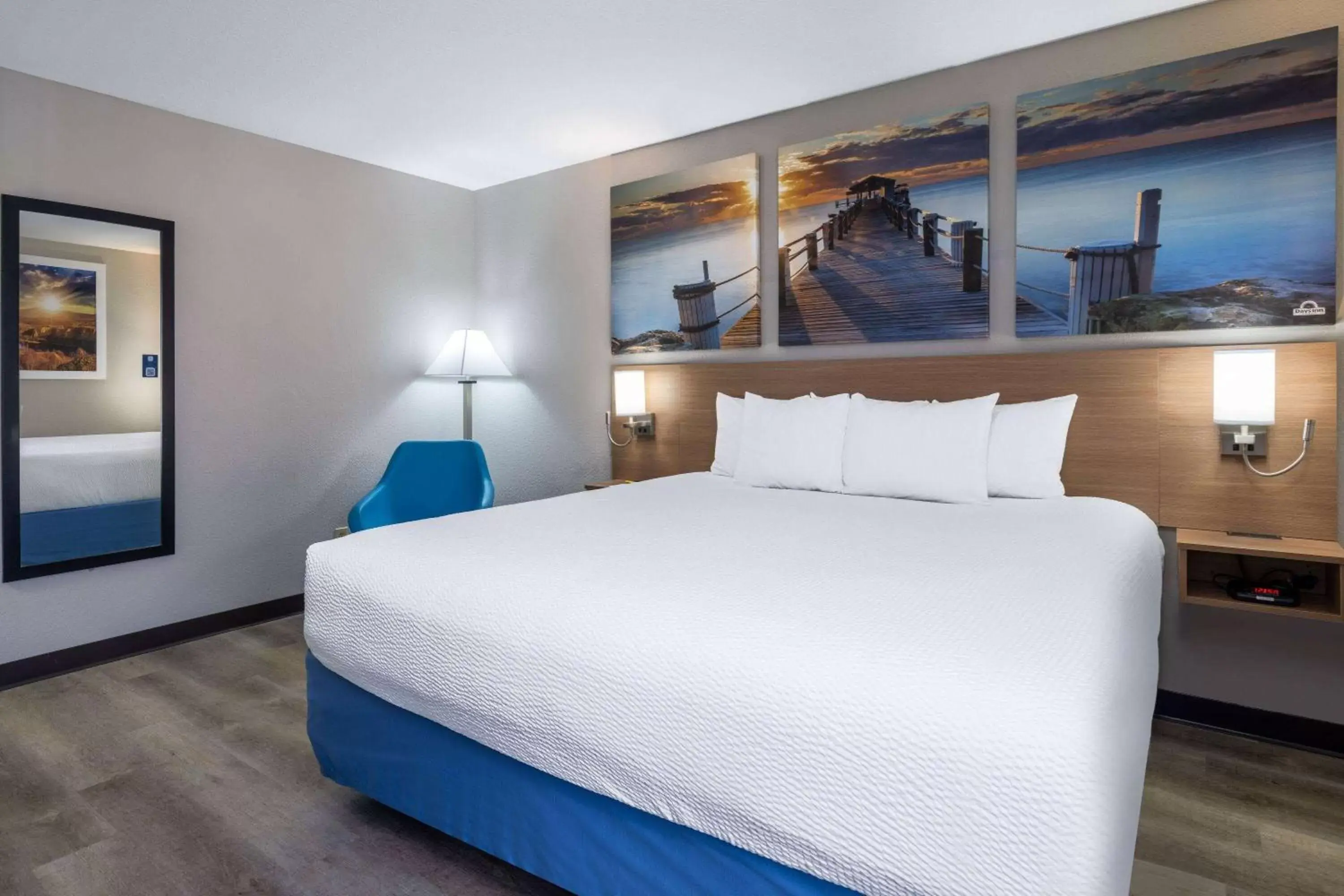 Photo of the whole room, Bed in Days Inn & Suites by Wyndham Commerce