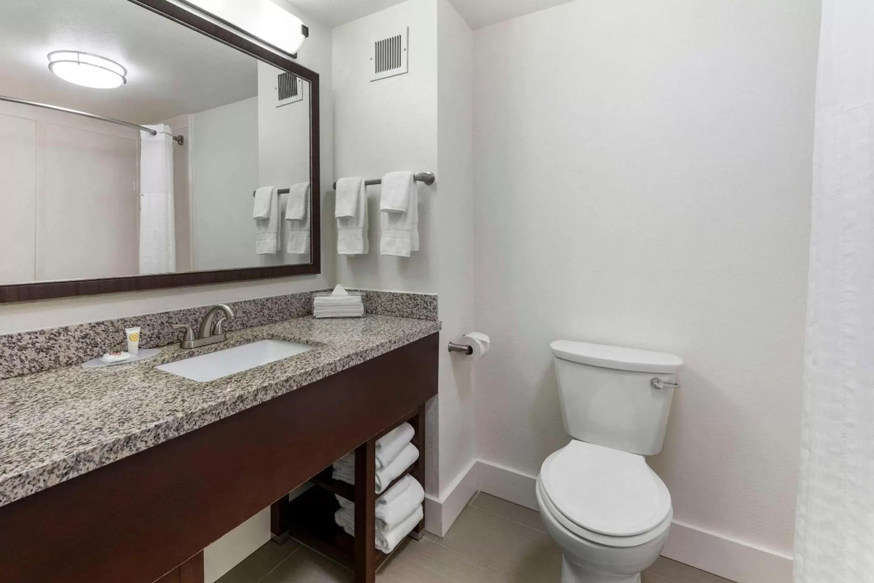 Bedroom, Bathroom in Comfort Suites Tulare
