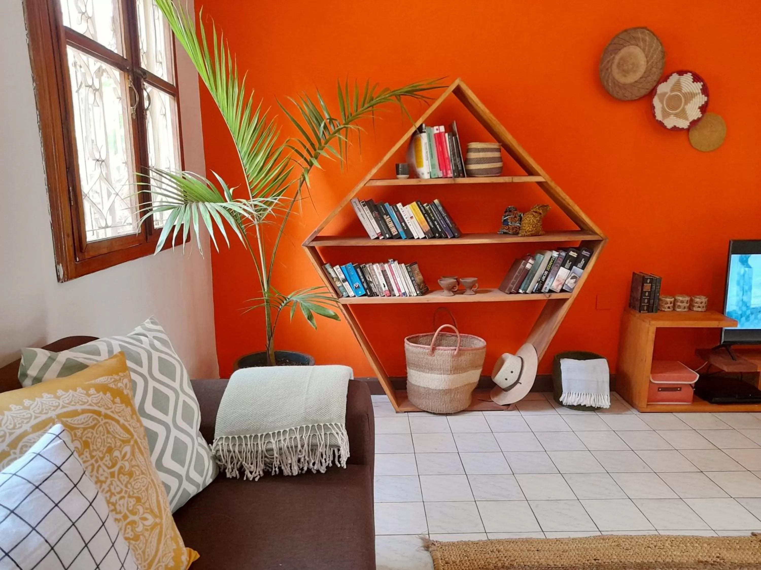 Living room, Library in Utamaduni House B&B