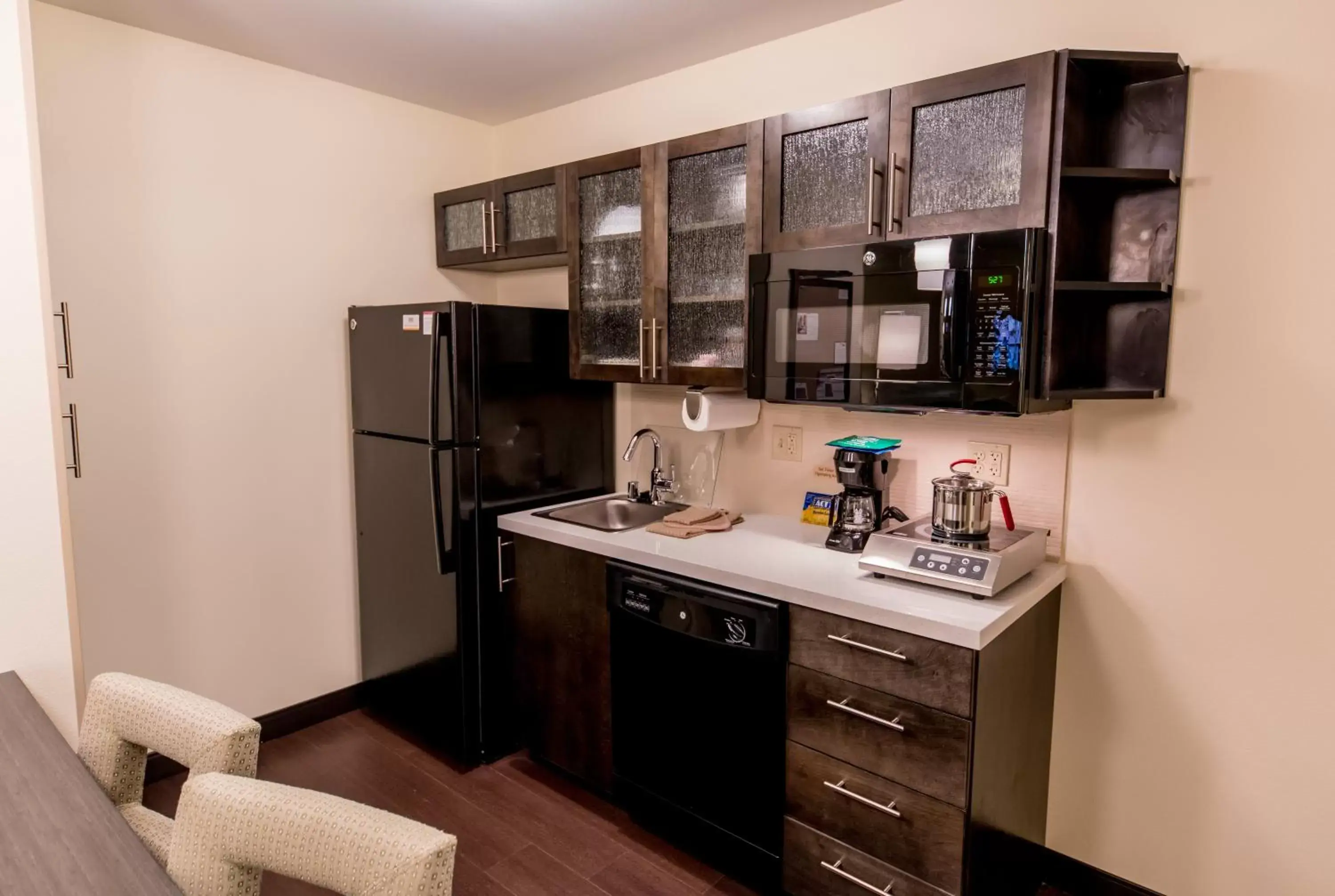 Bedroom, Kitchen/Kitchenette in Candlewood Suites - Fairbanks, an IHG Hotel