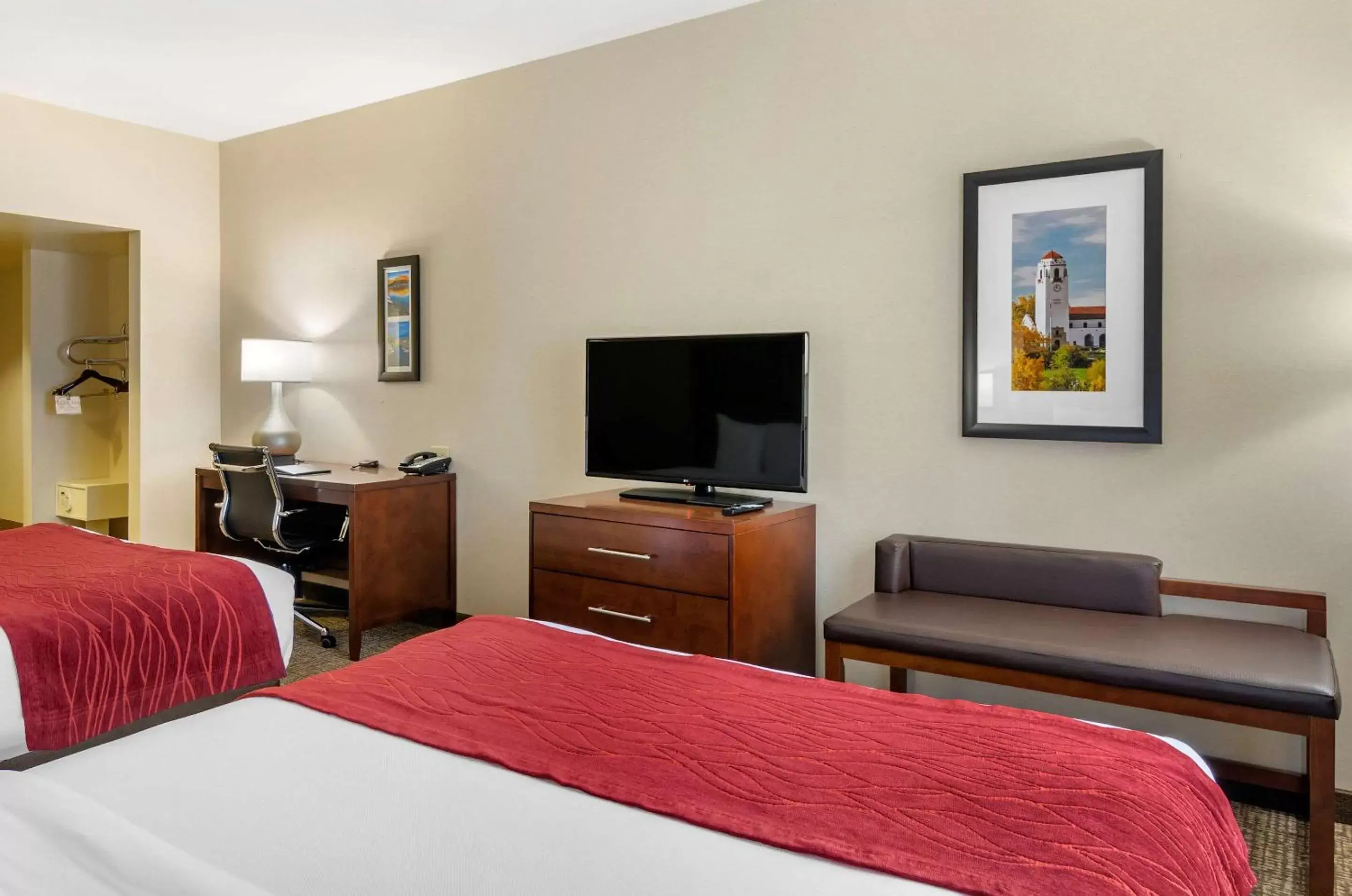 Photo of the whole room, TV/Entertainment Center in Comfort Inn & Suites Jerome - Twin Falls