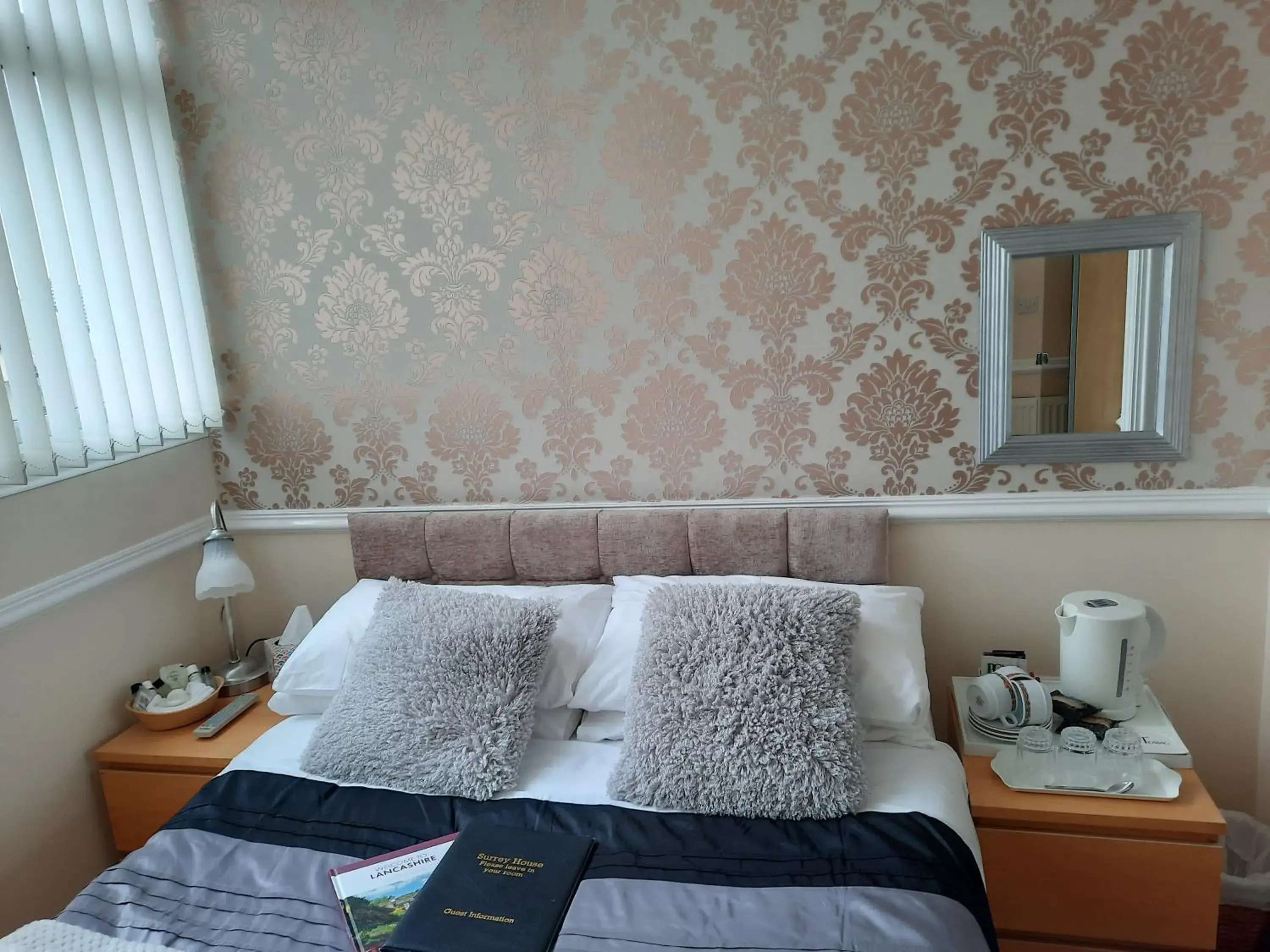 Photo of the whole room, Bed in Surrey House Hotel