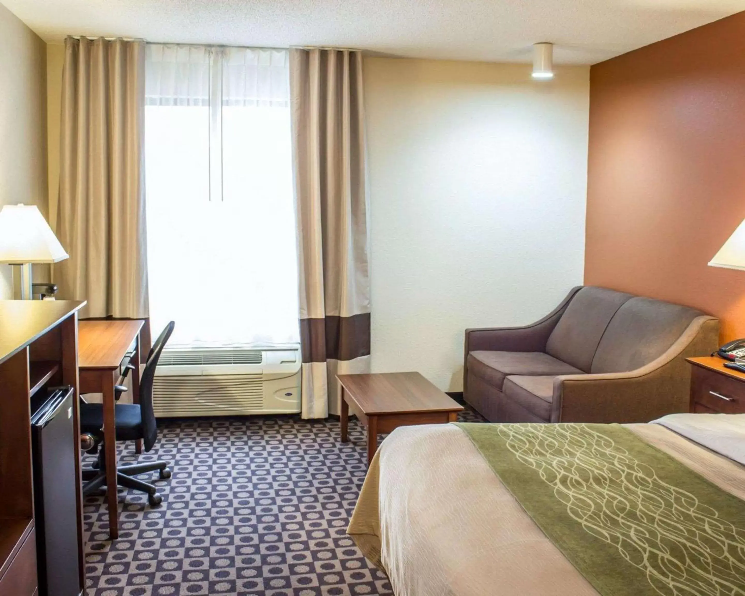 Photo of the whole room, Seating Area in Comfort Inn Fayetteville I-95