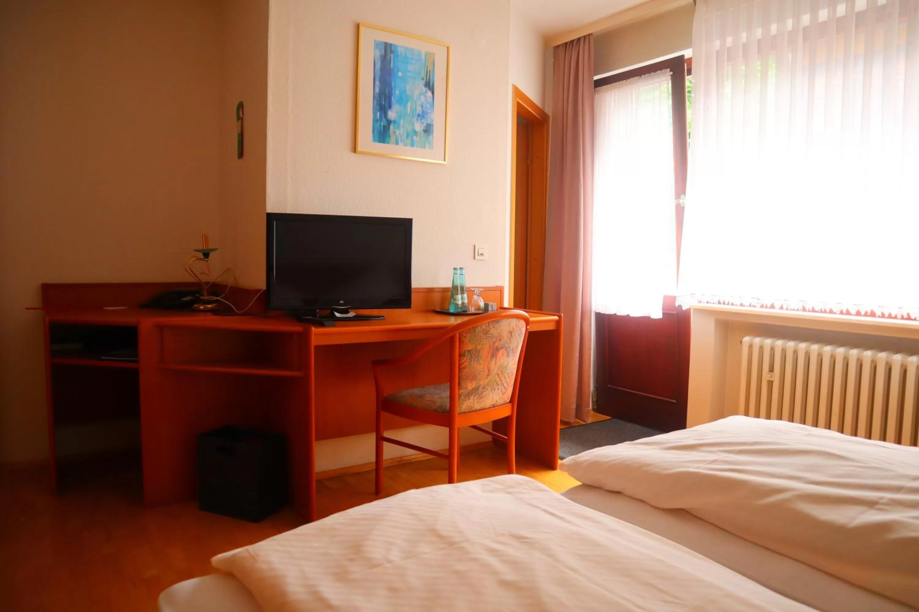 Photo of the whole room, TV/Entertainment Center in Pension Zur Harburg
