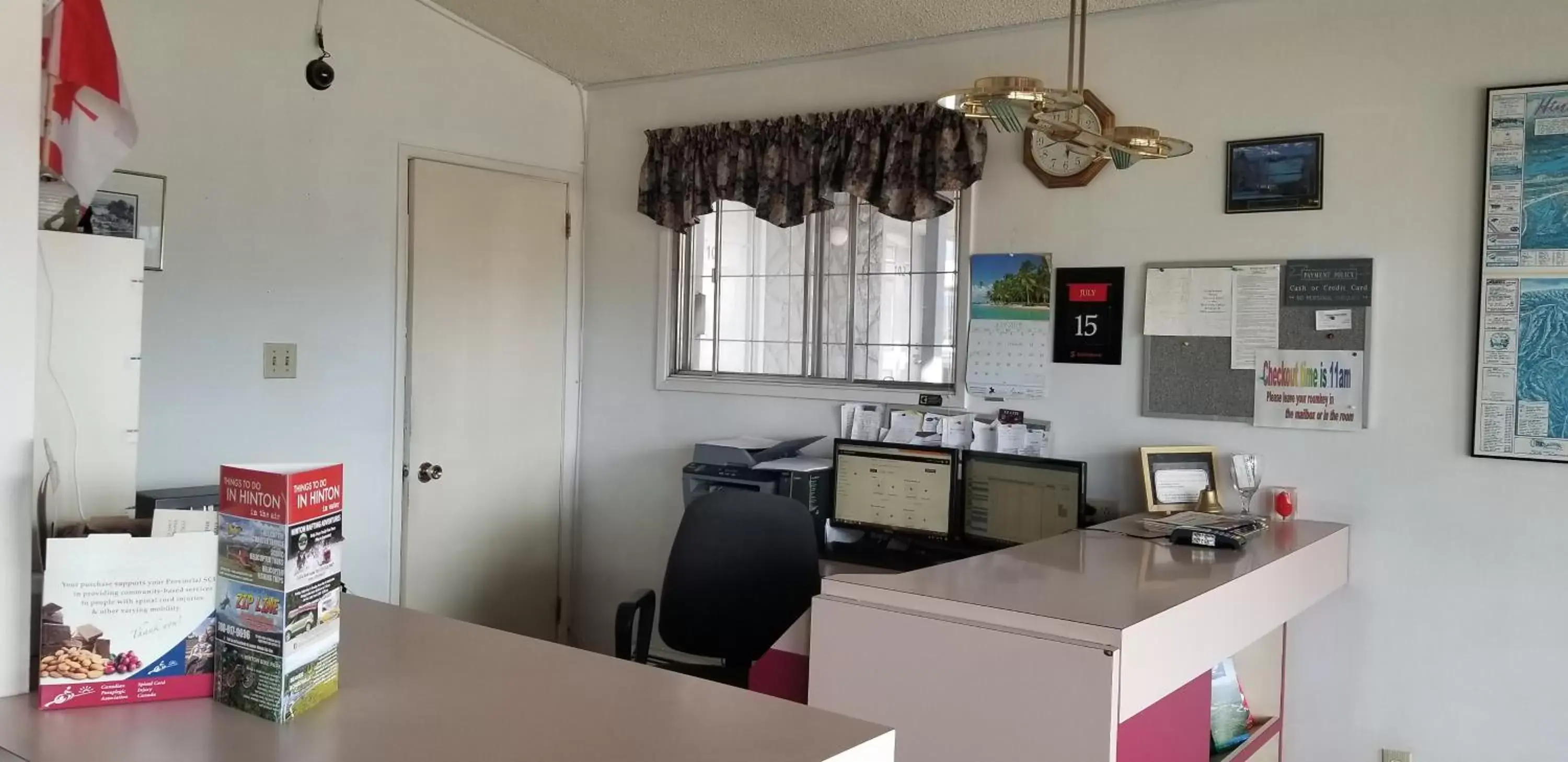 Lobby or reception, Kitchen/Kitchenette in Tara Vista Inn