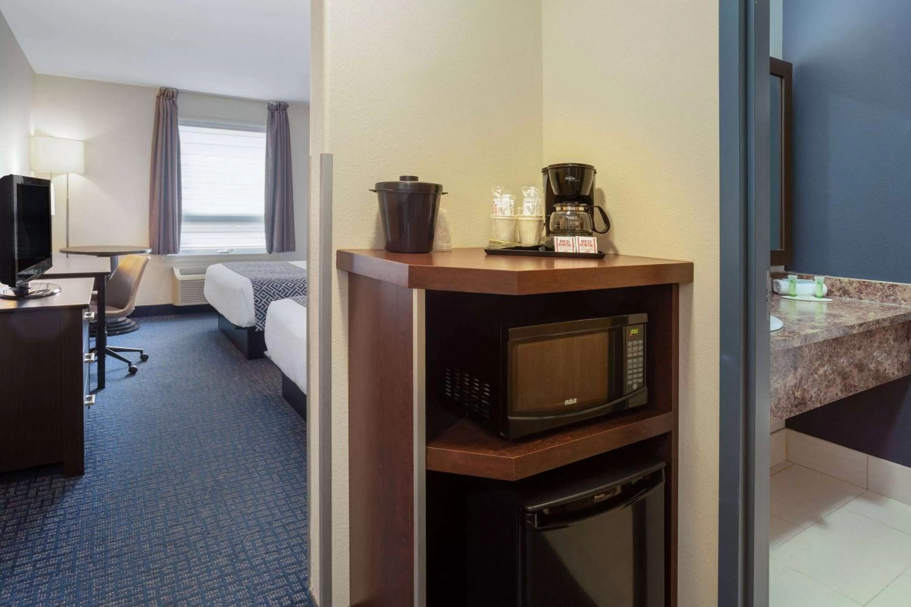 Photo of the whole room, Bed in Super 8 by Wyndham Lachenaie/Terrebonne