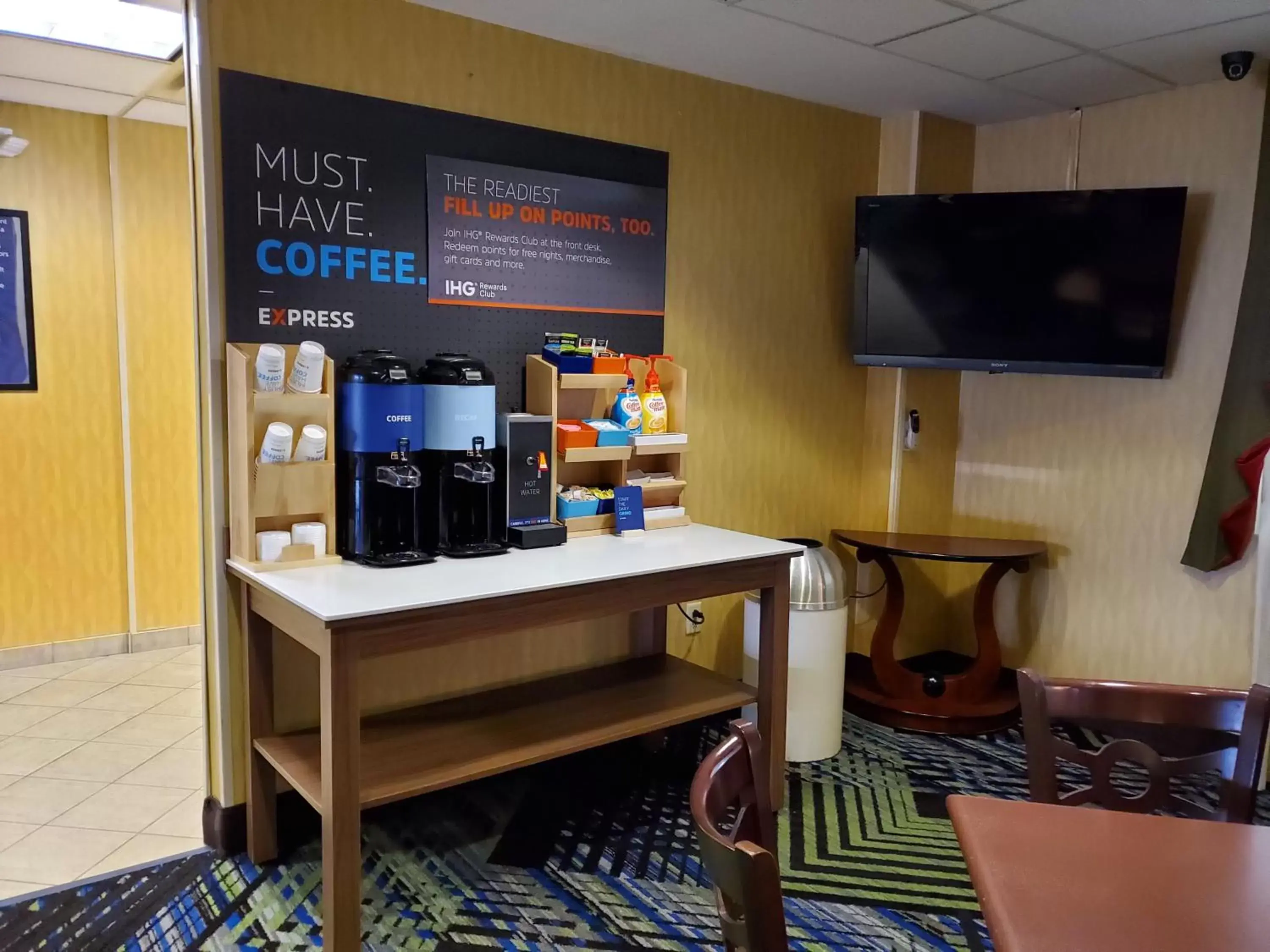 Breakfast, TV/Entertainment Center in Holiday Inn Express Hotel & Suites Columbus Airport, an IHG Hotel