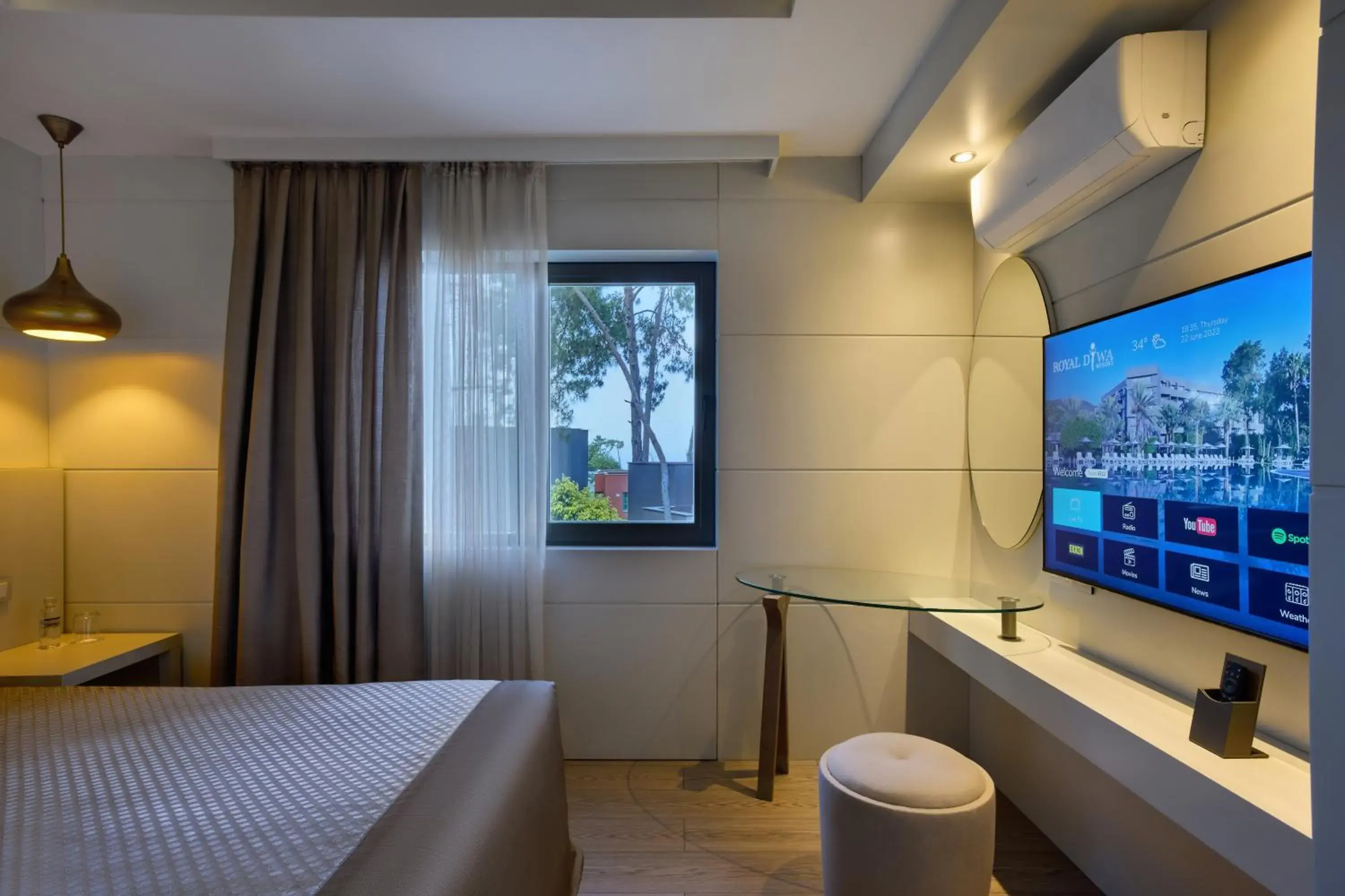 Bed, TV/Entertainment Center in Royal Diwa Tekirova Resort