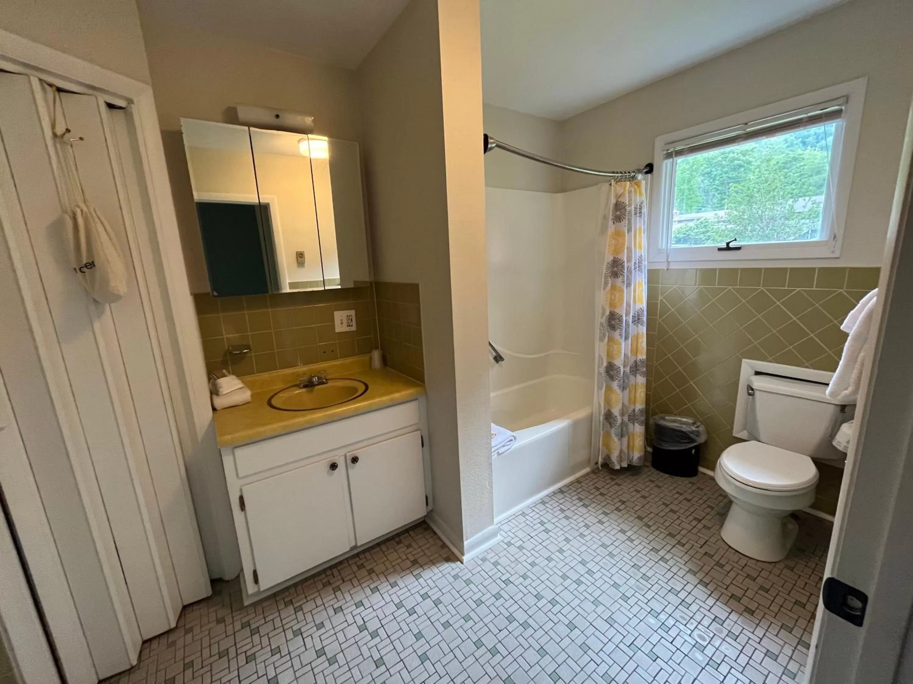 Bathroom in Meadowlark Motel with Restaurant & Bar