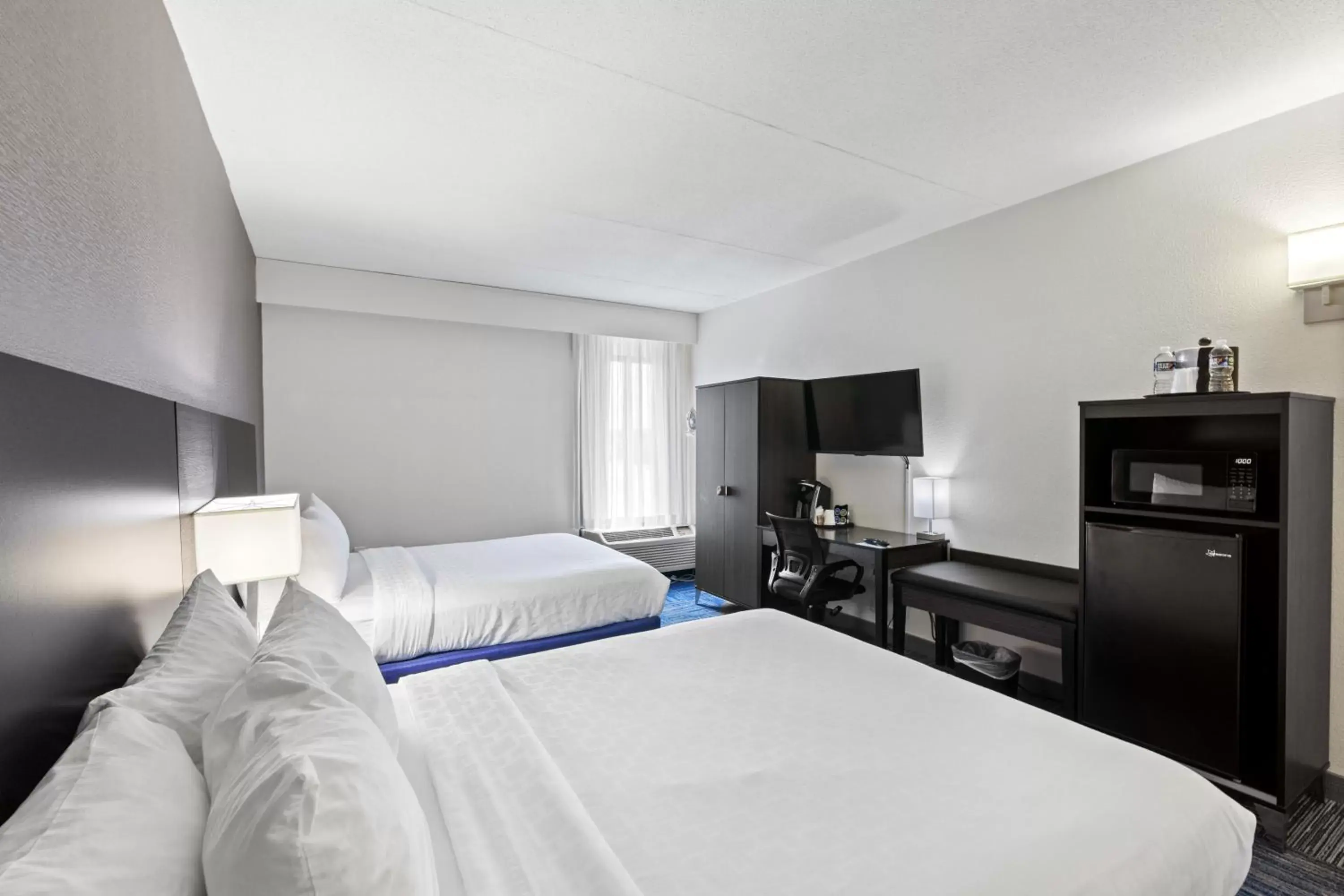 Photo of the whole room, Bed in Allentown Park Hotel, Ascend Hotel Collection