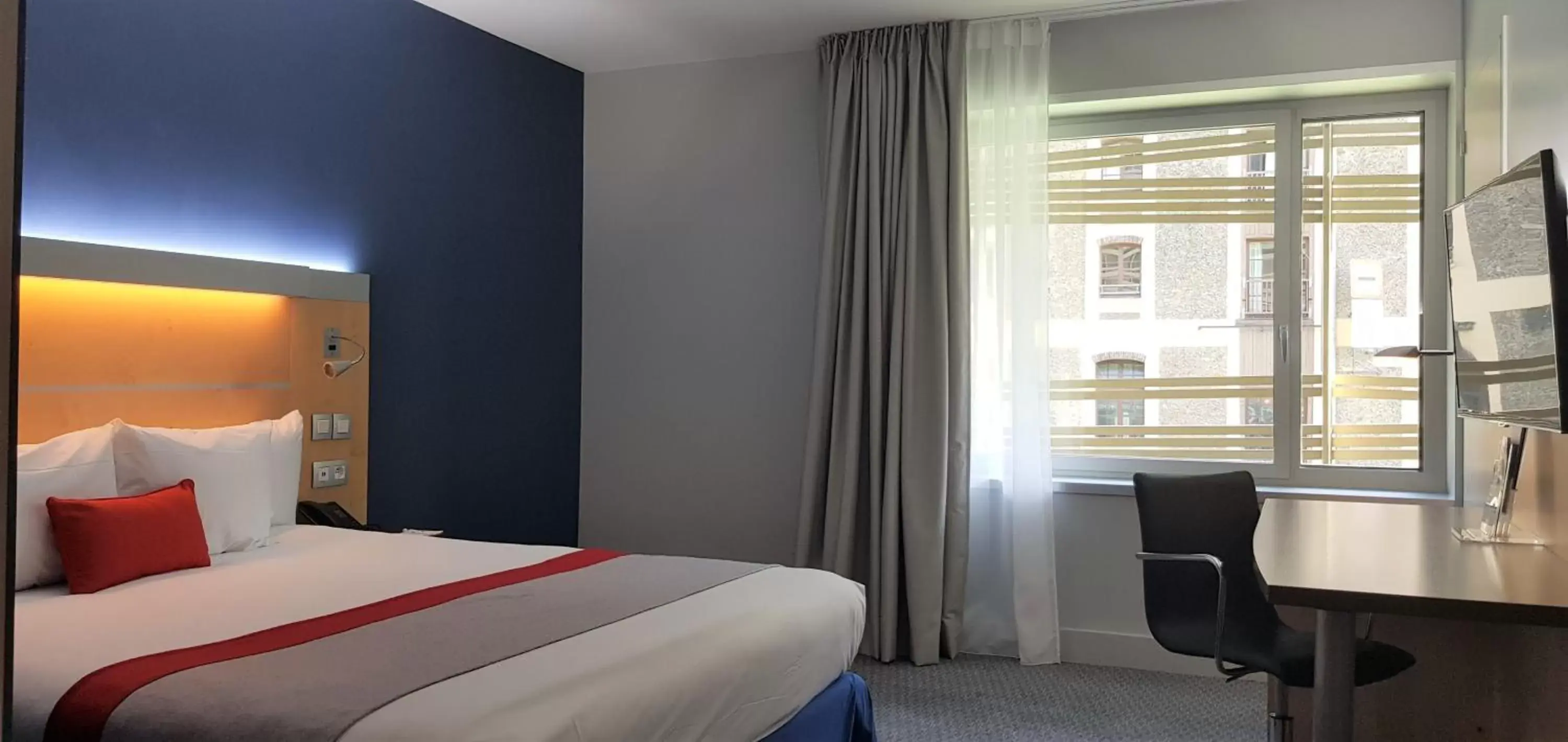 Bed in Holiday Inn Express Paris-Canal De La Villette, an IHG Hotel