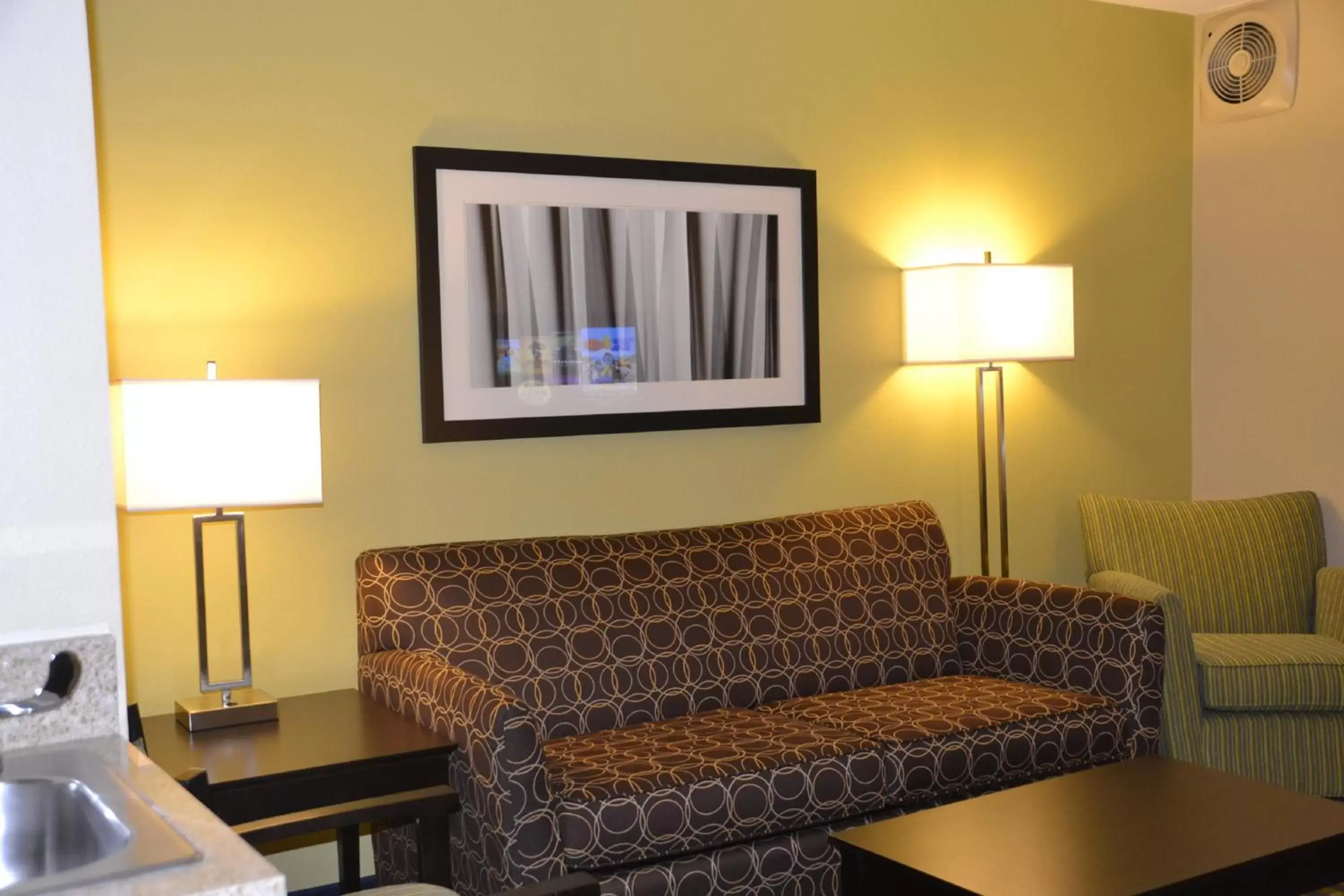 Bedroom, Seating Area in Holiday Inn Express Hotel & Suites Bloomington-Normal University Area, an IHG Hotel