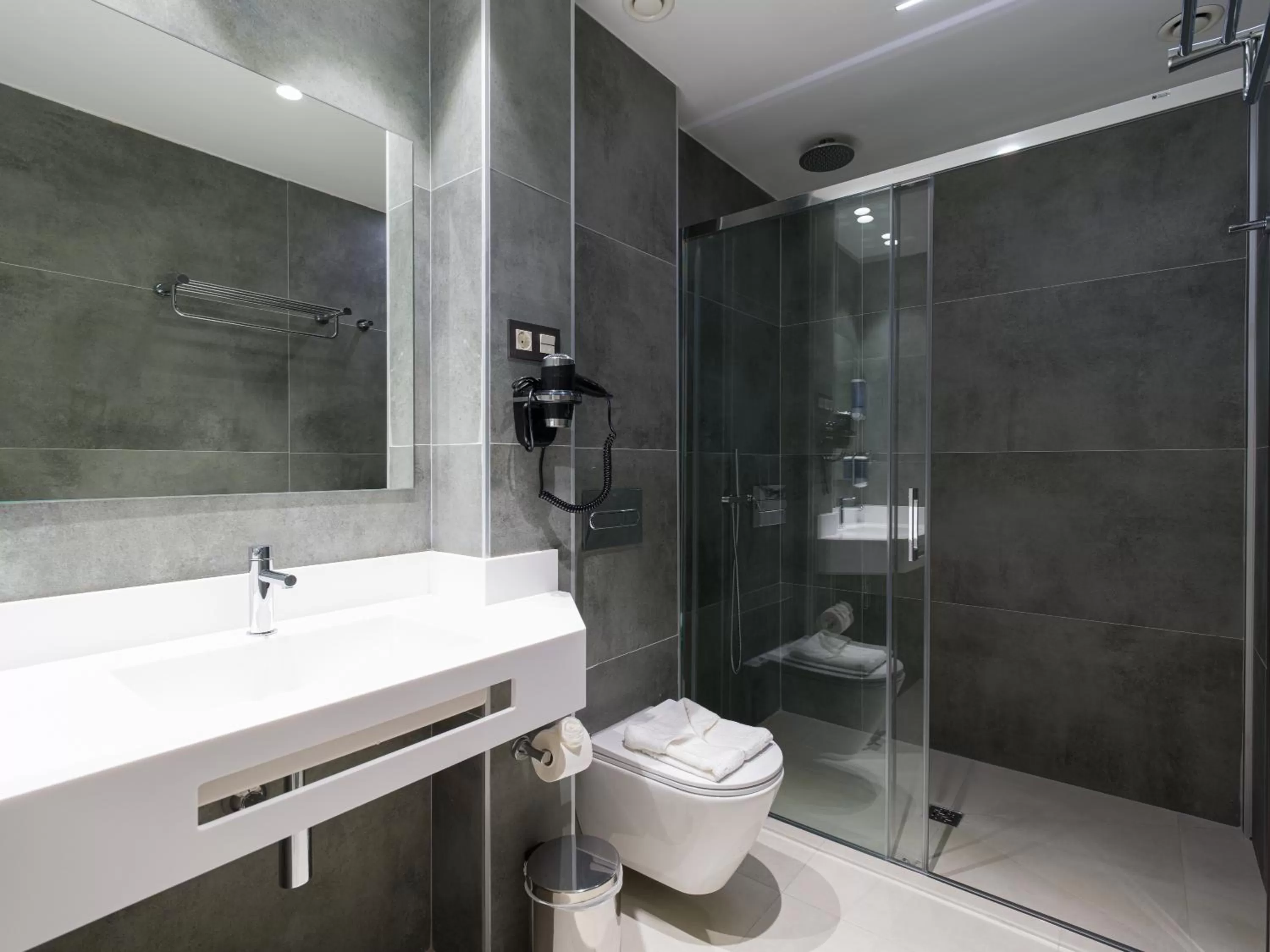 Shower in Hotel MG Poniente