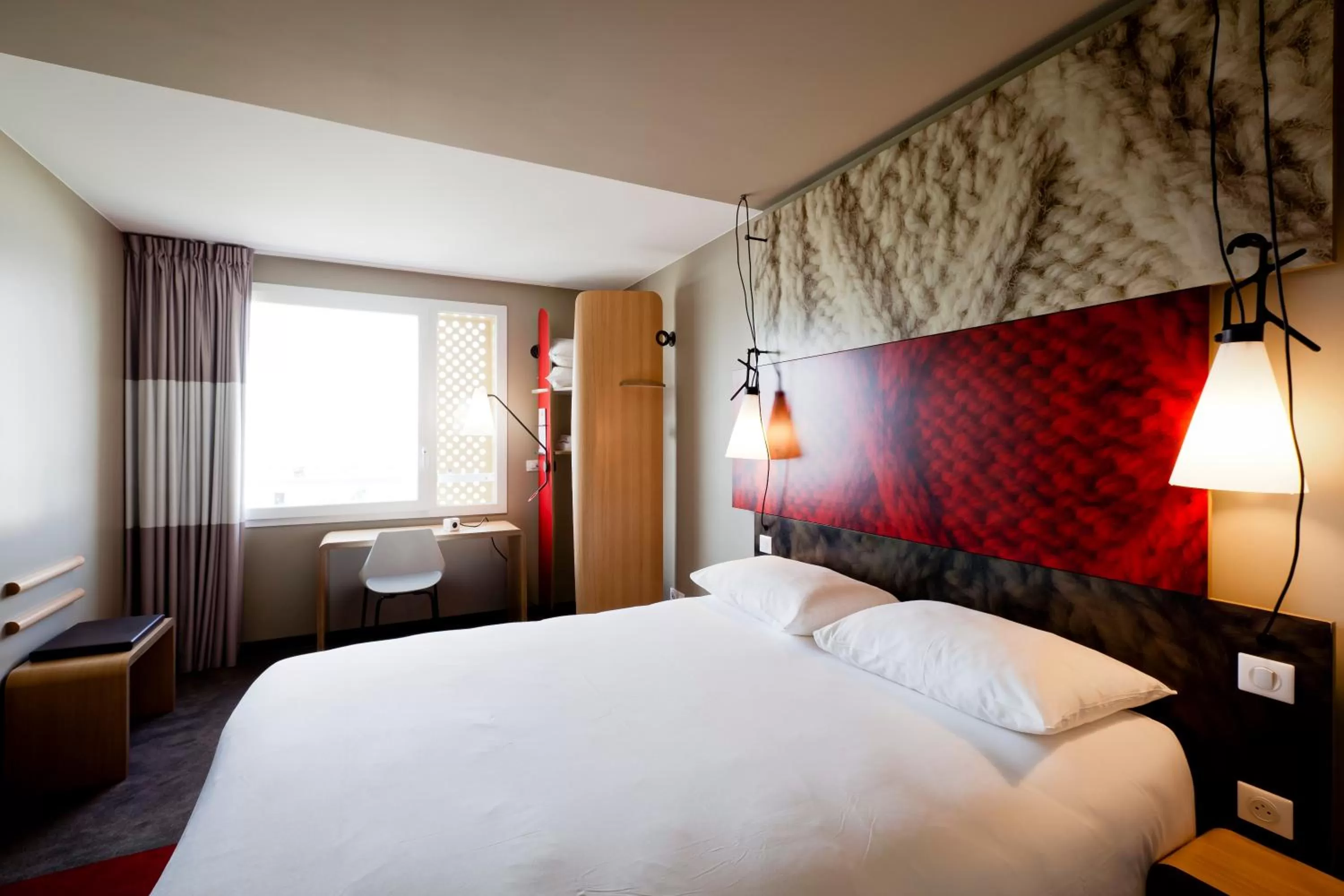 Photo of the whole room, Bed in ibis Lyon Carre De Soie