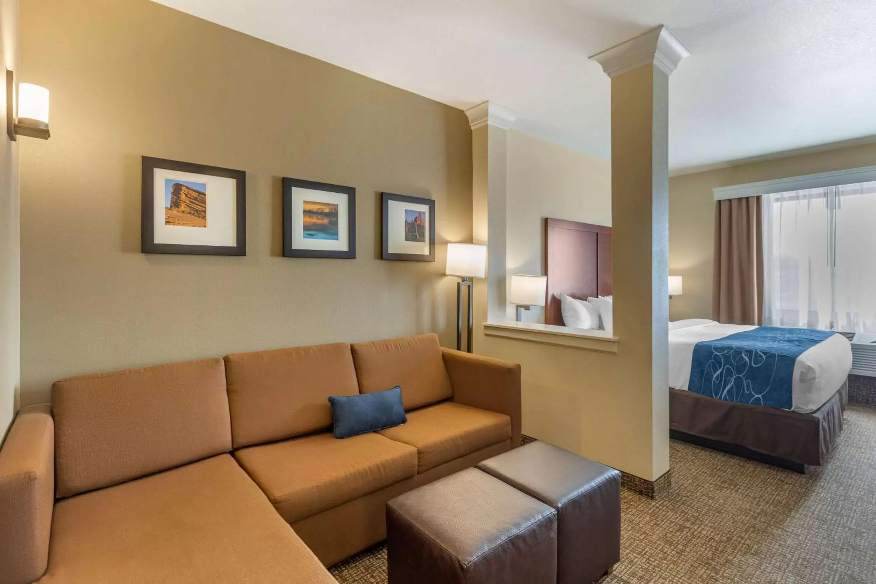 Photo of the whole room, Seating Area in Comfort Suites Near Denver Downtown