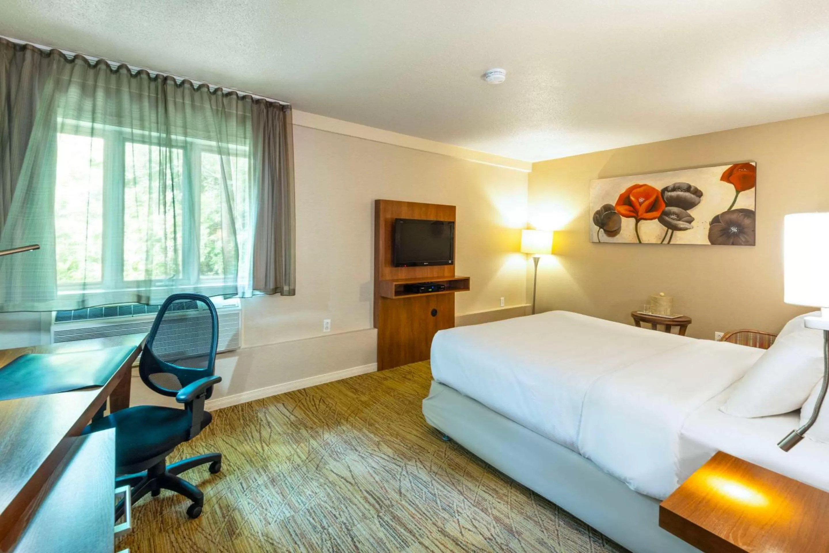 Coffee/tea facilities, Bed in Comfort Inn Mont Laurier