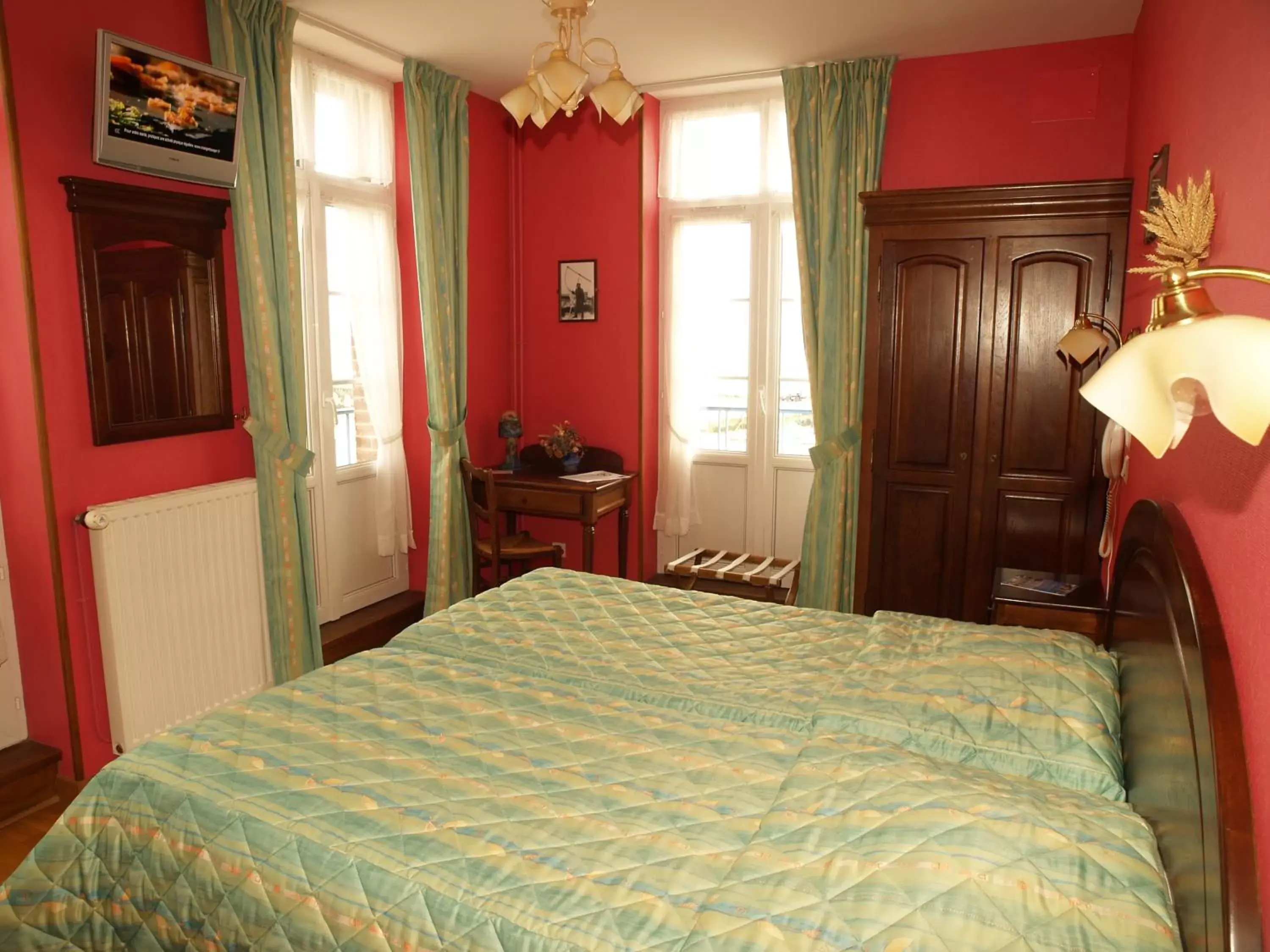 Photo of the whole room, Bed in Hôtel De Calais