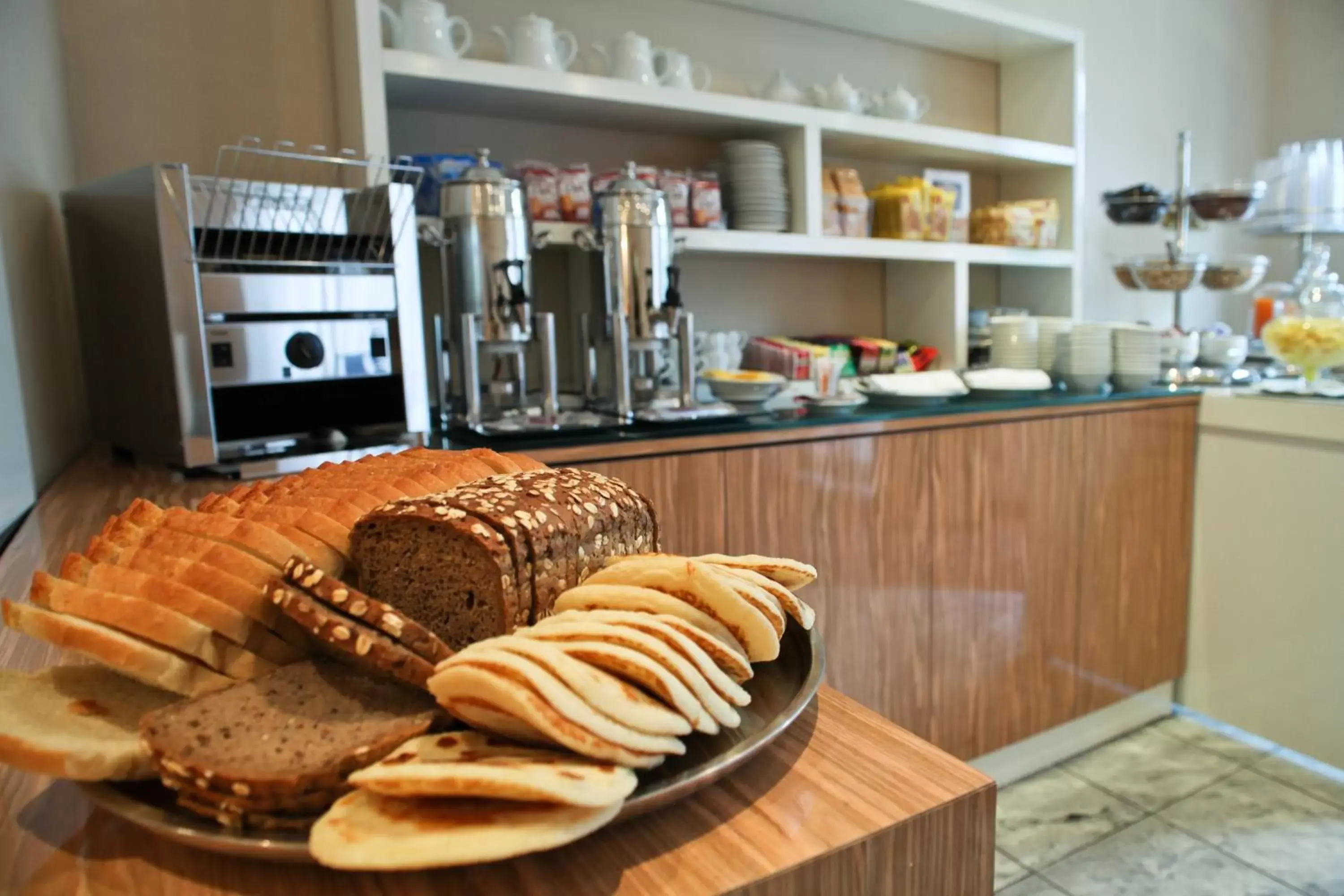 Kitchen or kitchenette, Breakfast in Hotel Studios