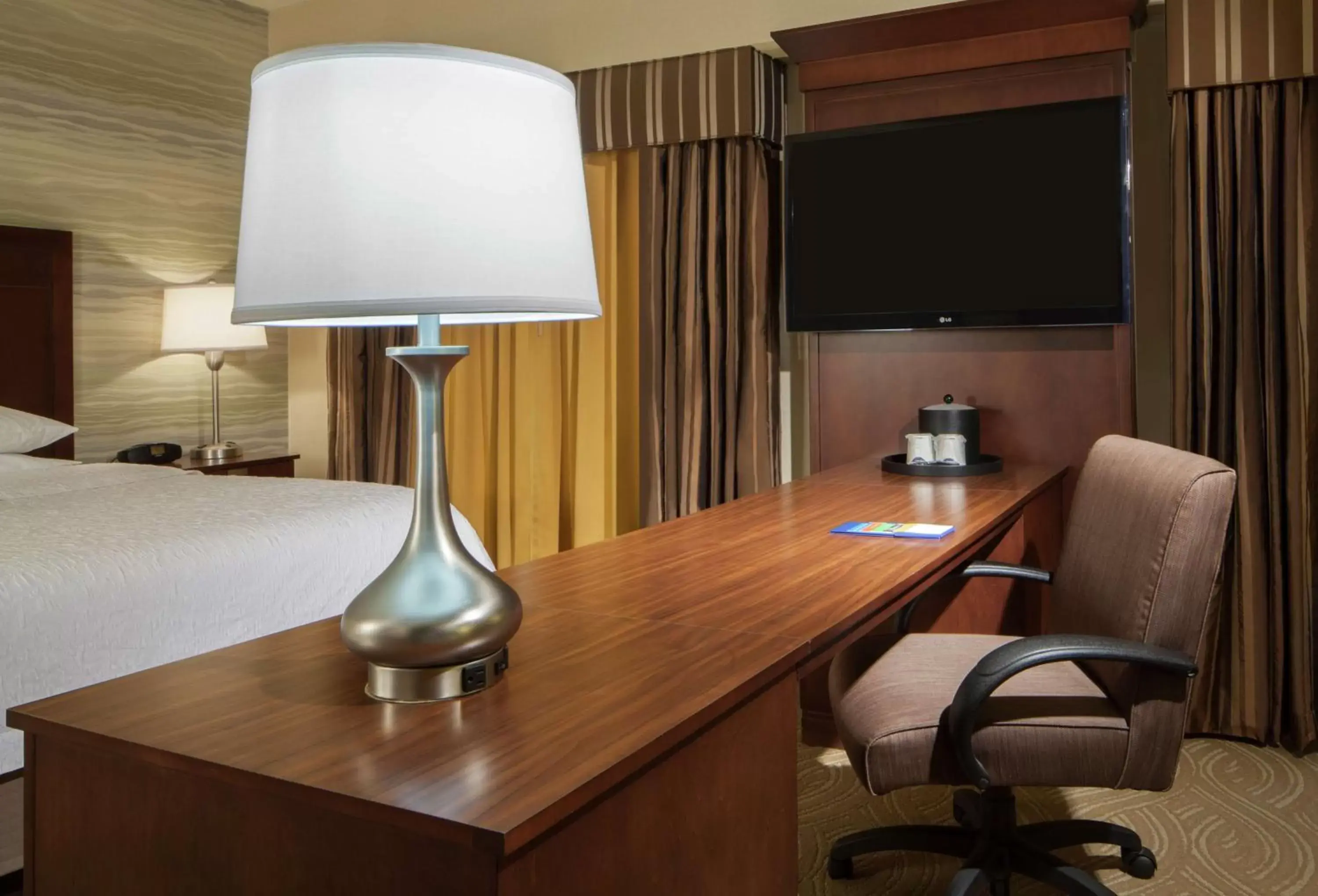 Bedroom, TV/Entertainment Center in Hampton Inn & Suites Pittsburgh Waterfront West Homestead