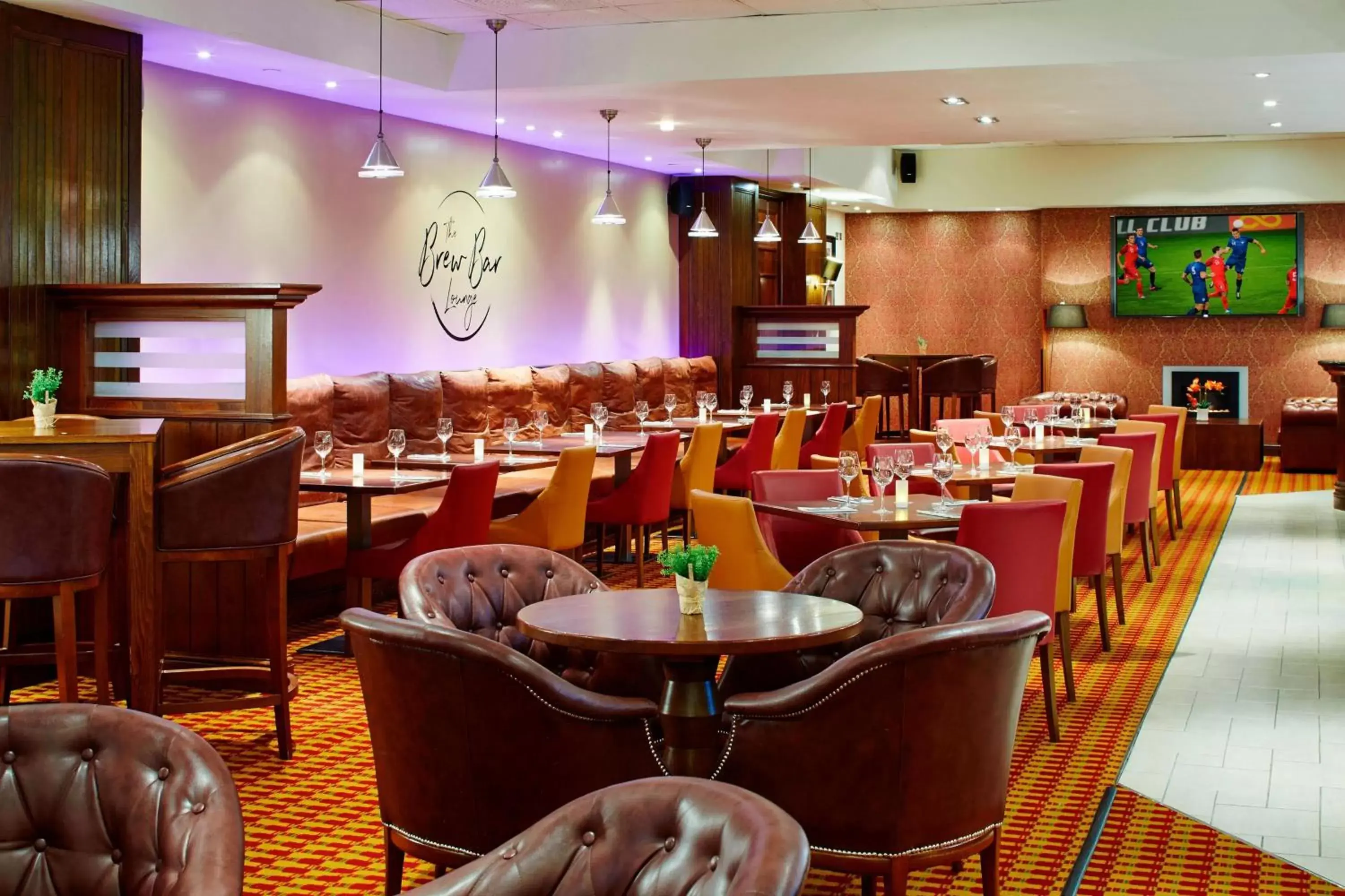Lounge or bar, Restaurant/Places to Eat in Delta Hotels by Marriott Heathrow Windsor