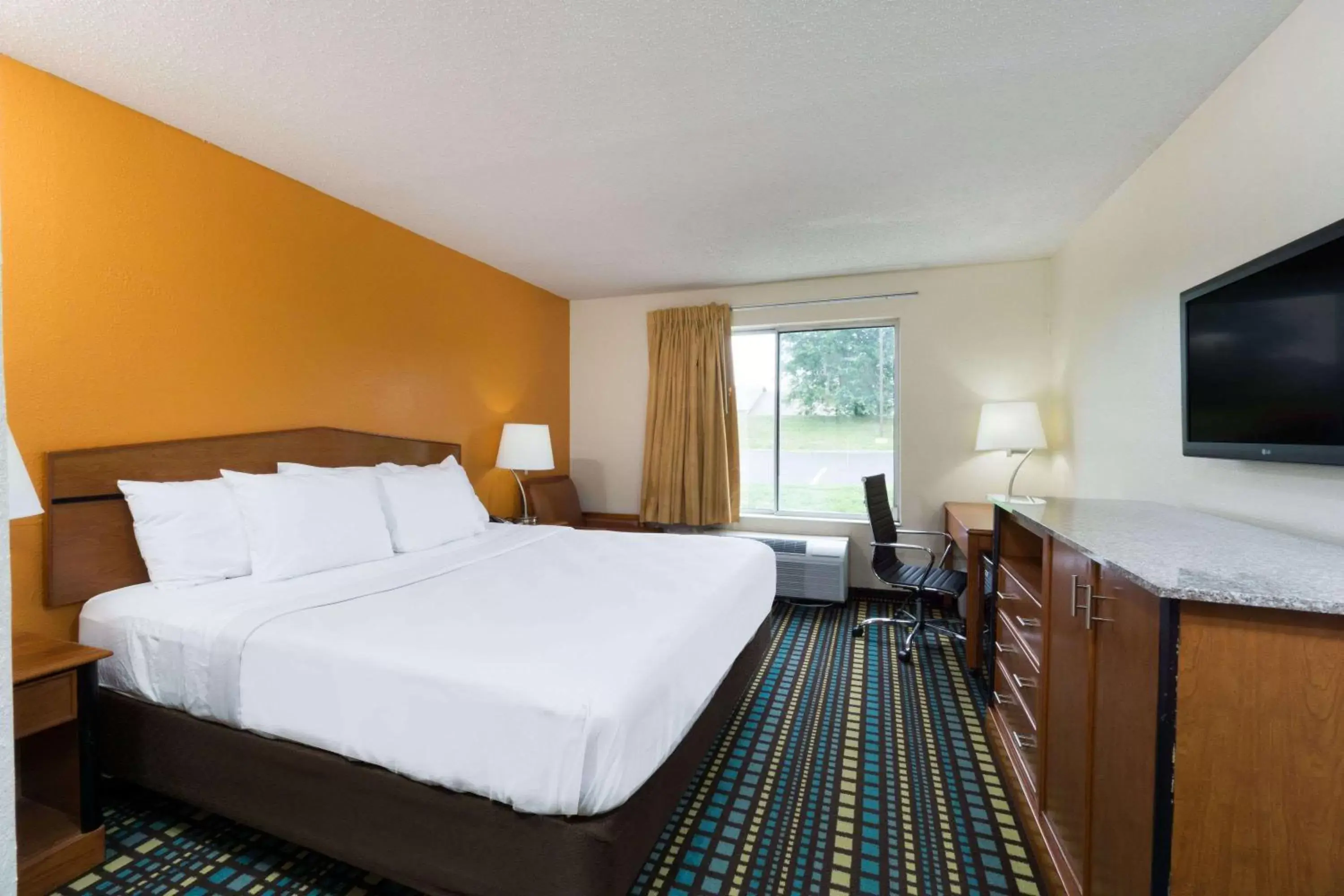 Photo of the whole room in Days Inn by Wyndham Florence Cincinnati Area