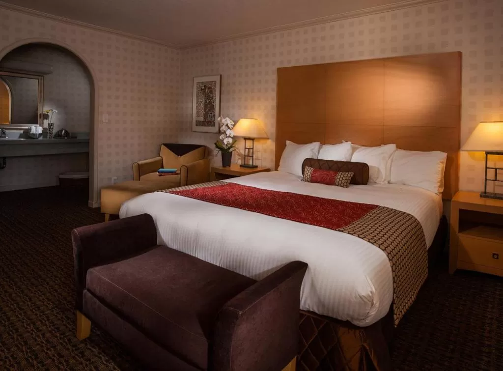 Photo of the whole room, Bed in Menlo Park Inn