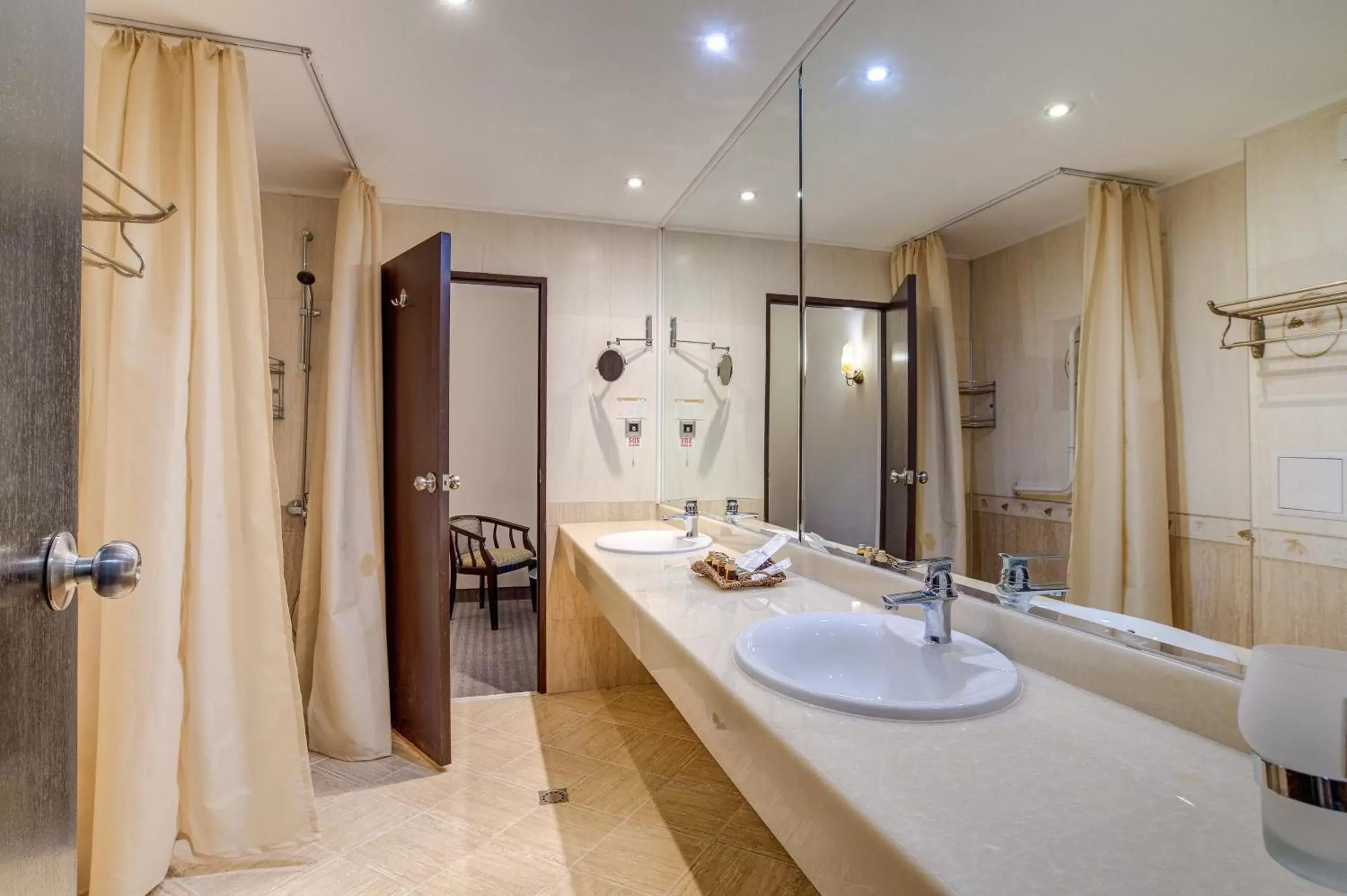 Bathroom in Hotel Bansko SPA & Holidays - Free Parking