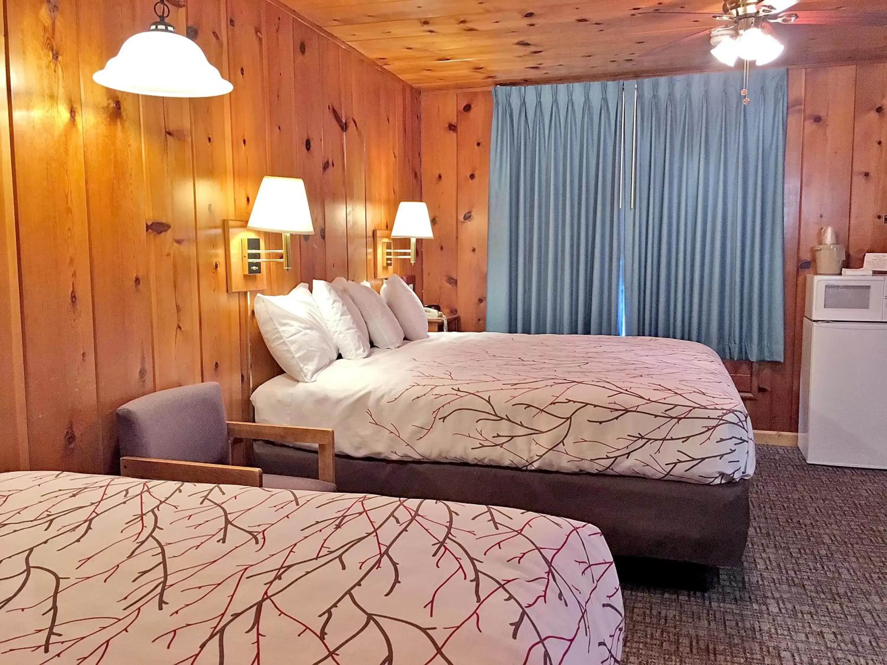 Bed in Park Motel and Cabins