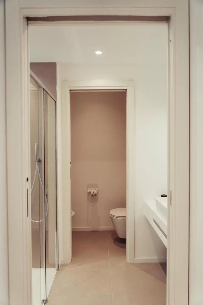 Shower, Bathroom in Marina Gardens Boutique&Suites