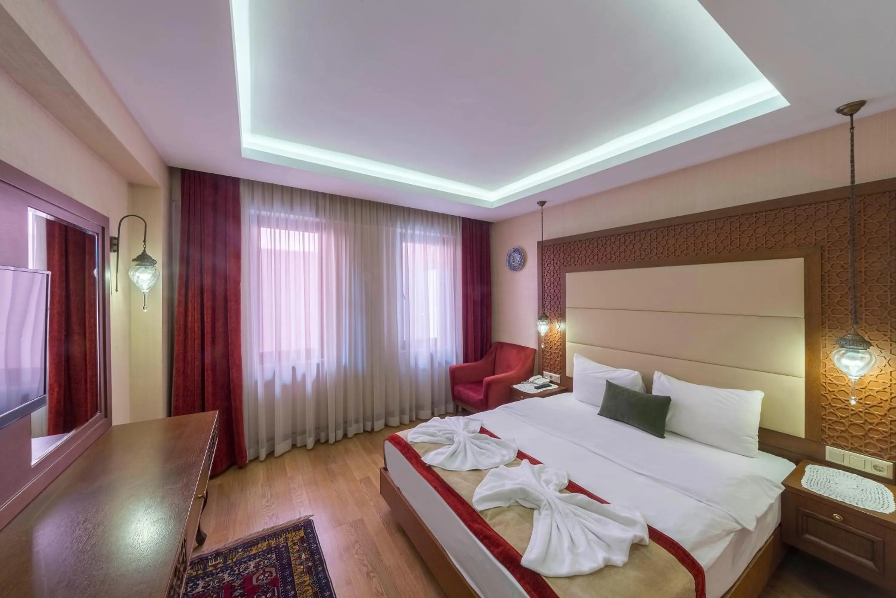 Photo of the whole room, Bed in Lalinn Hotel