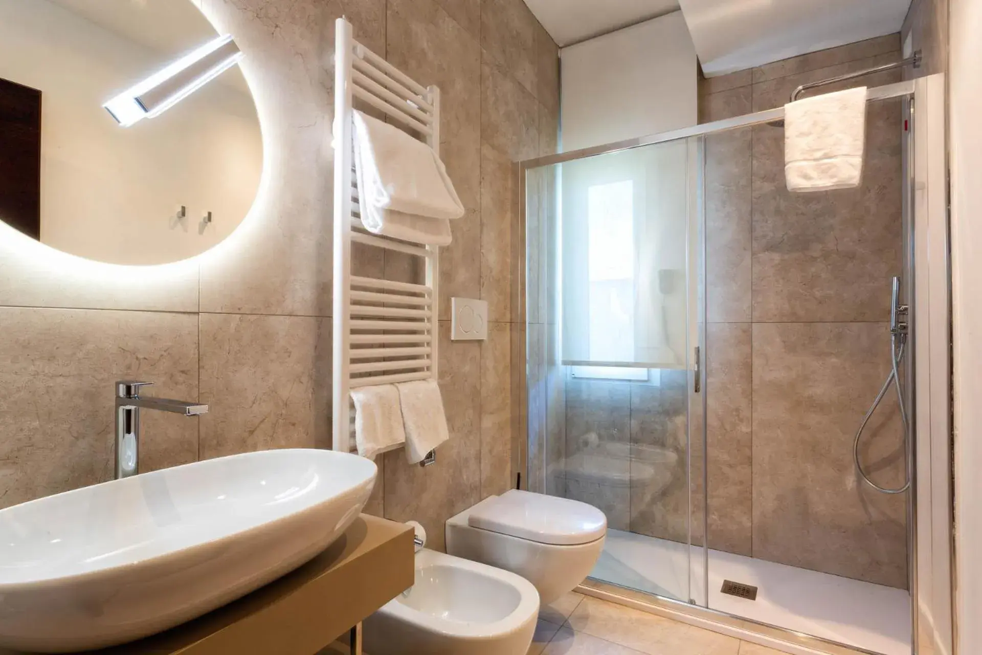 Shower, Bathroom in Hotel Petit Palais