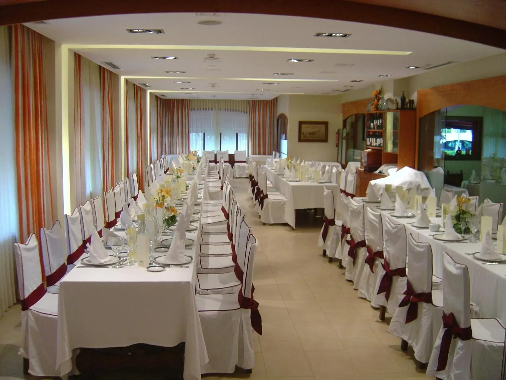 Restaurant/places to eat, Banquet Facilities in Brea's Hotel