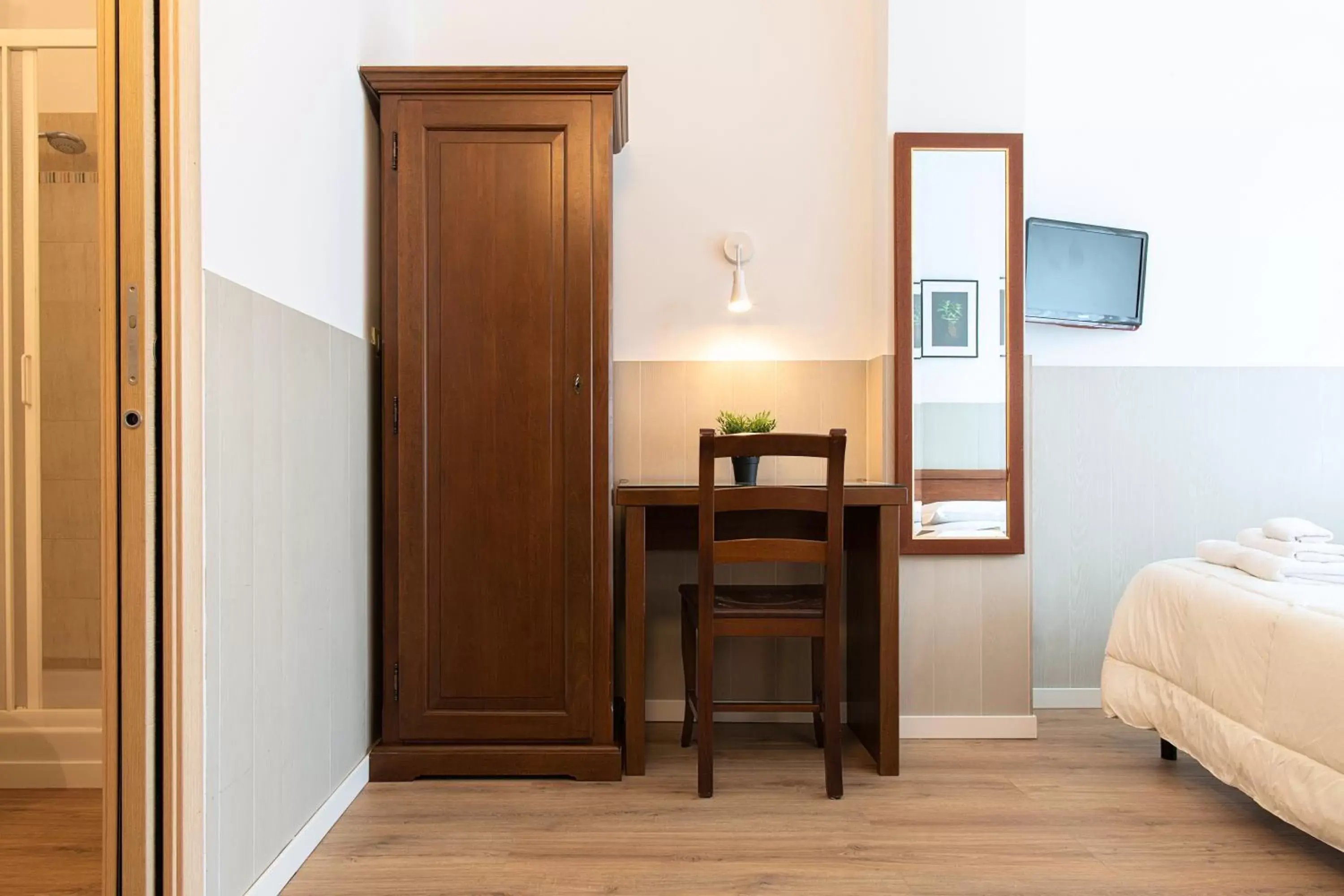 Bedroom, TV/Entertainment Center in Fox House BnB