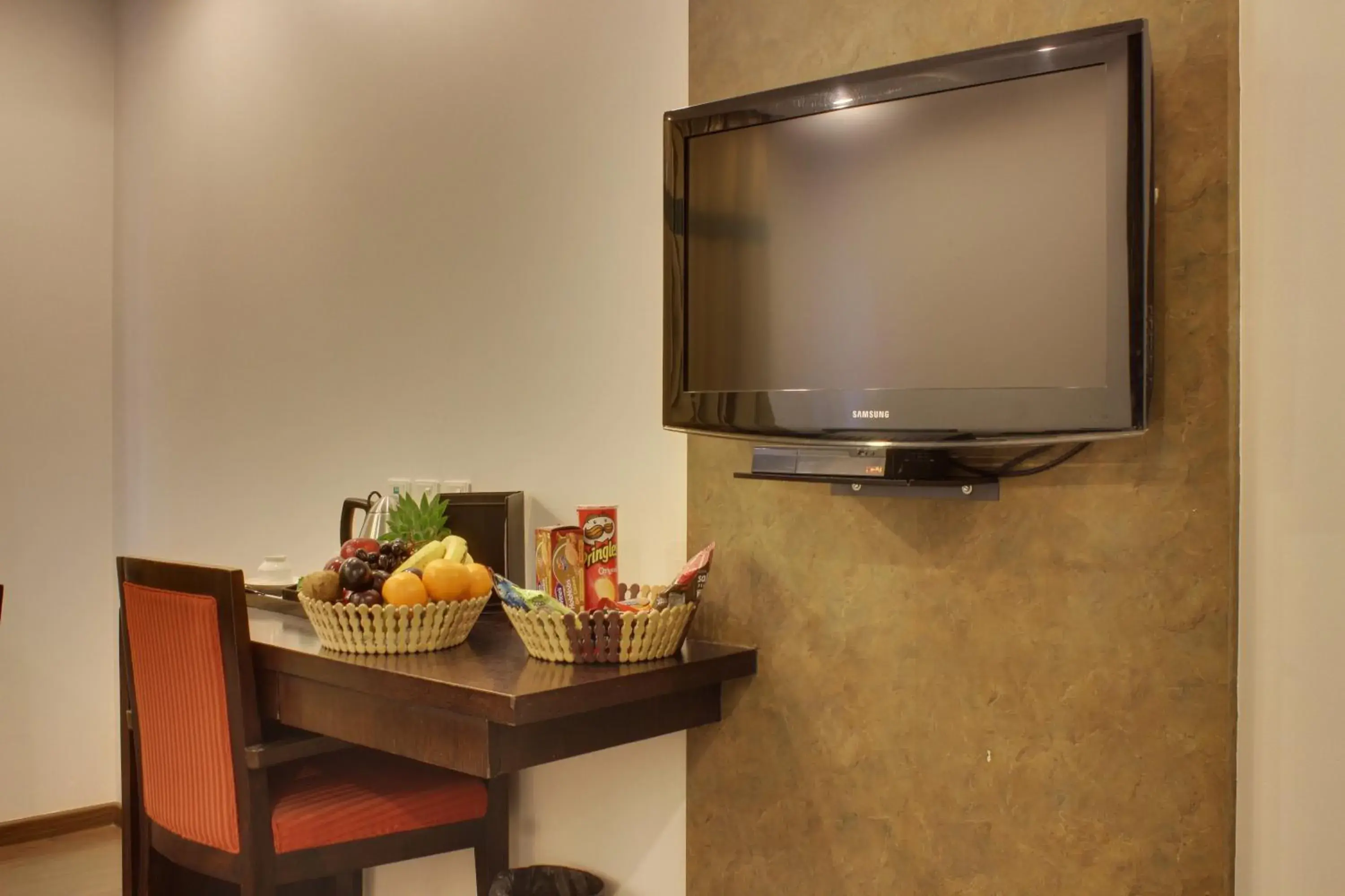 Dining area, TV/Entertainment Center in Hotel GODWIN DELUXE - New Delhi Railway Station - Paharganj