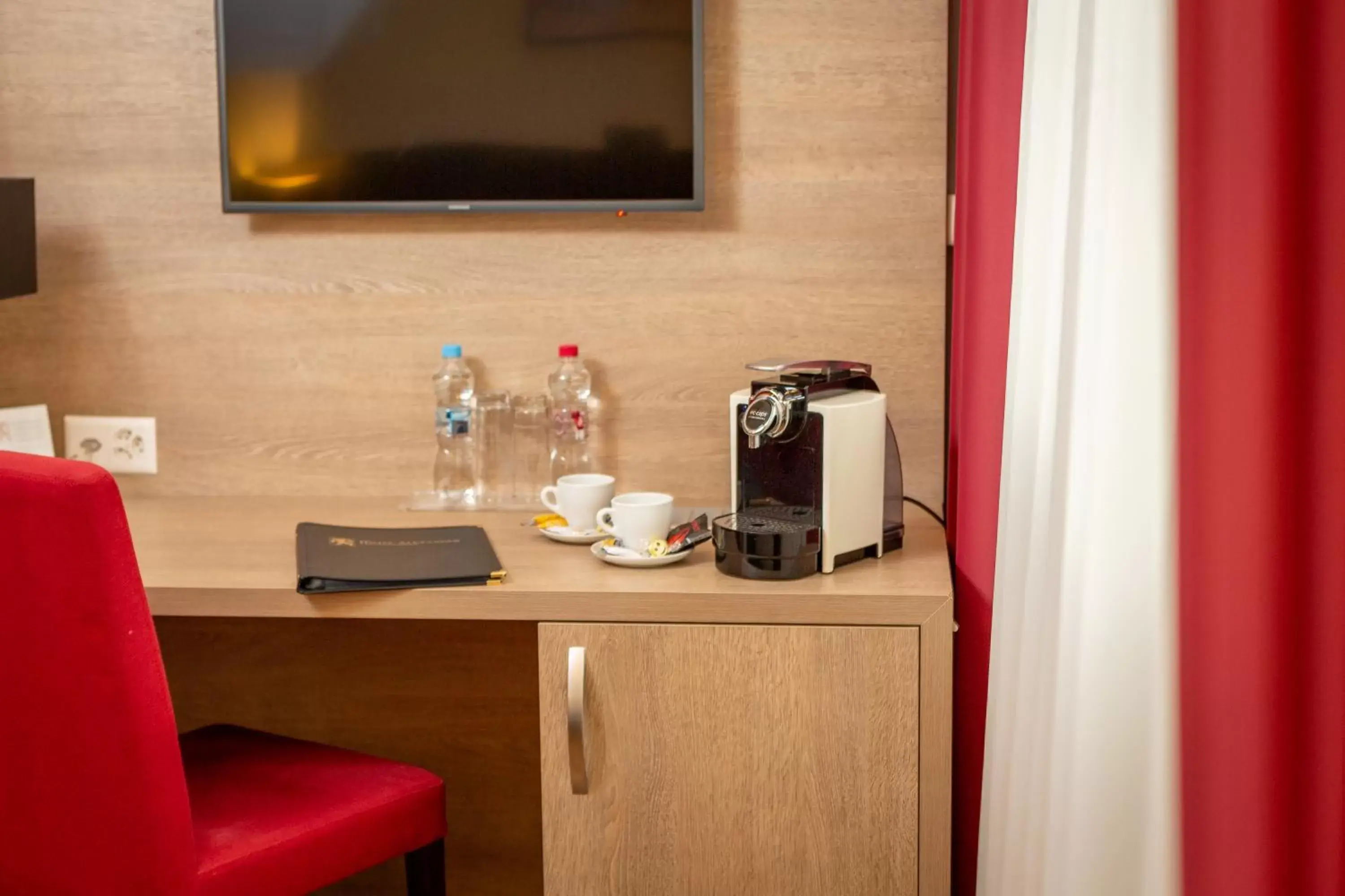 TV and multimedia, TV/Entertainment Center in Budget Hotel Alexander