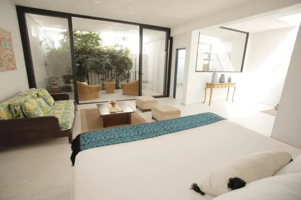 Living room, Bed in Hotel La Casa de los Árboles Immersive Experience