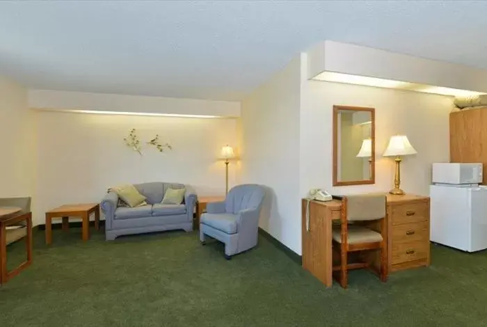 Photo of the whole room, Seating Area in Americas Best Value Inn Kalispell