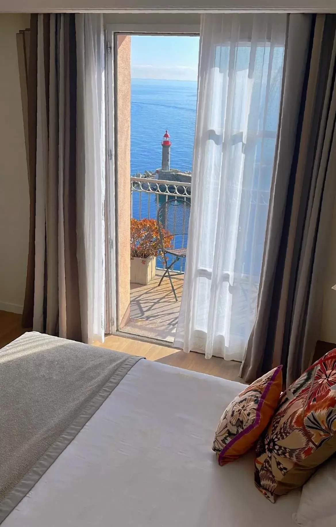 Sea view, Bed in Hôtel Des Gouverneurs