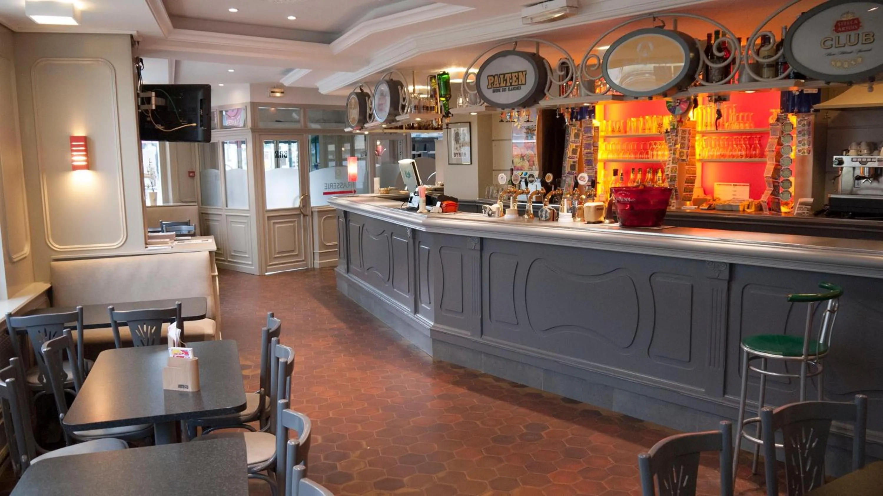 Lounge or bar in Hôtel Les Frangins