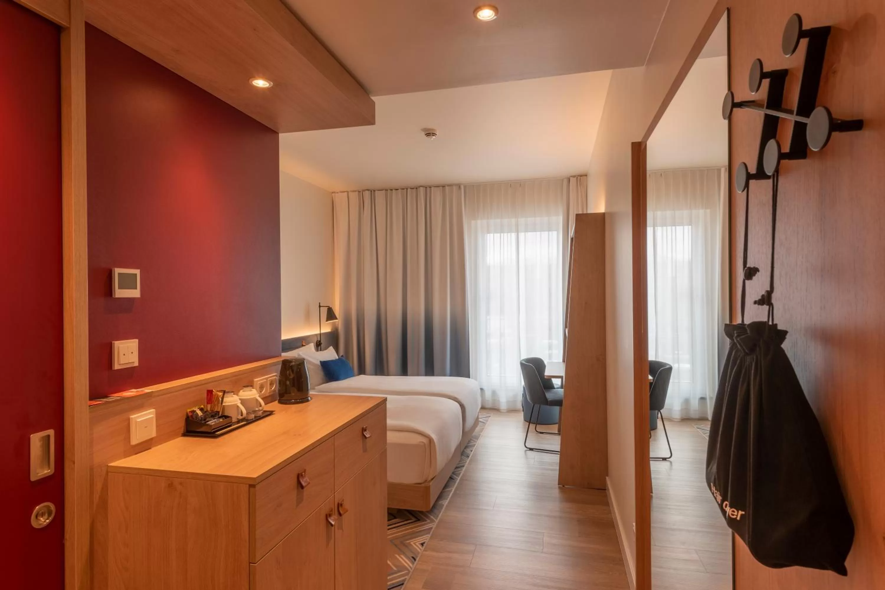 Photo of the whole room, Bed in Hampton By Hilton Munich City North