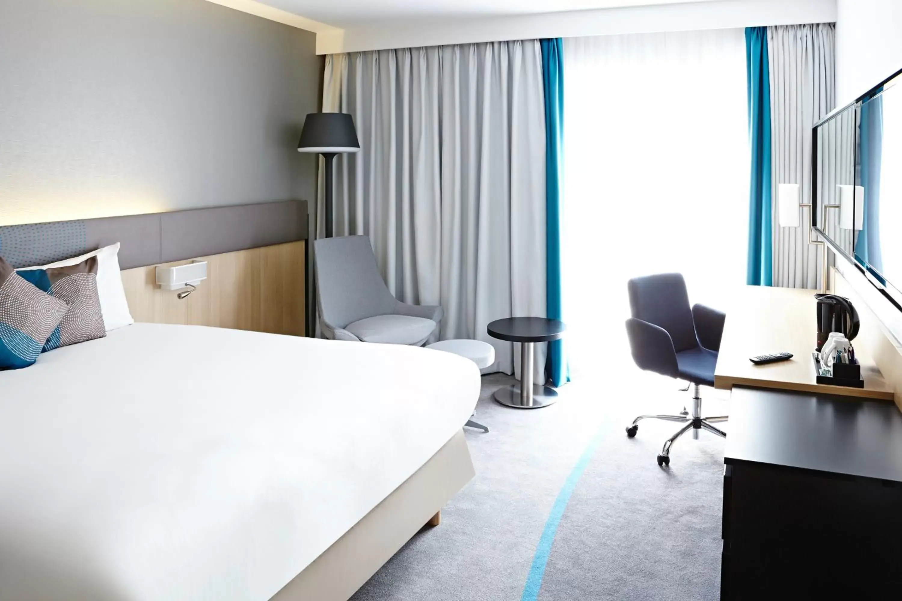 Photo of the whole room, Bed in Novotel London Wembley