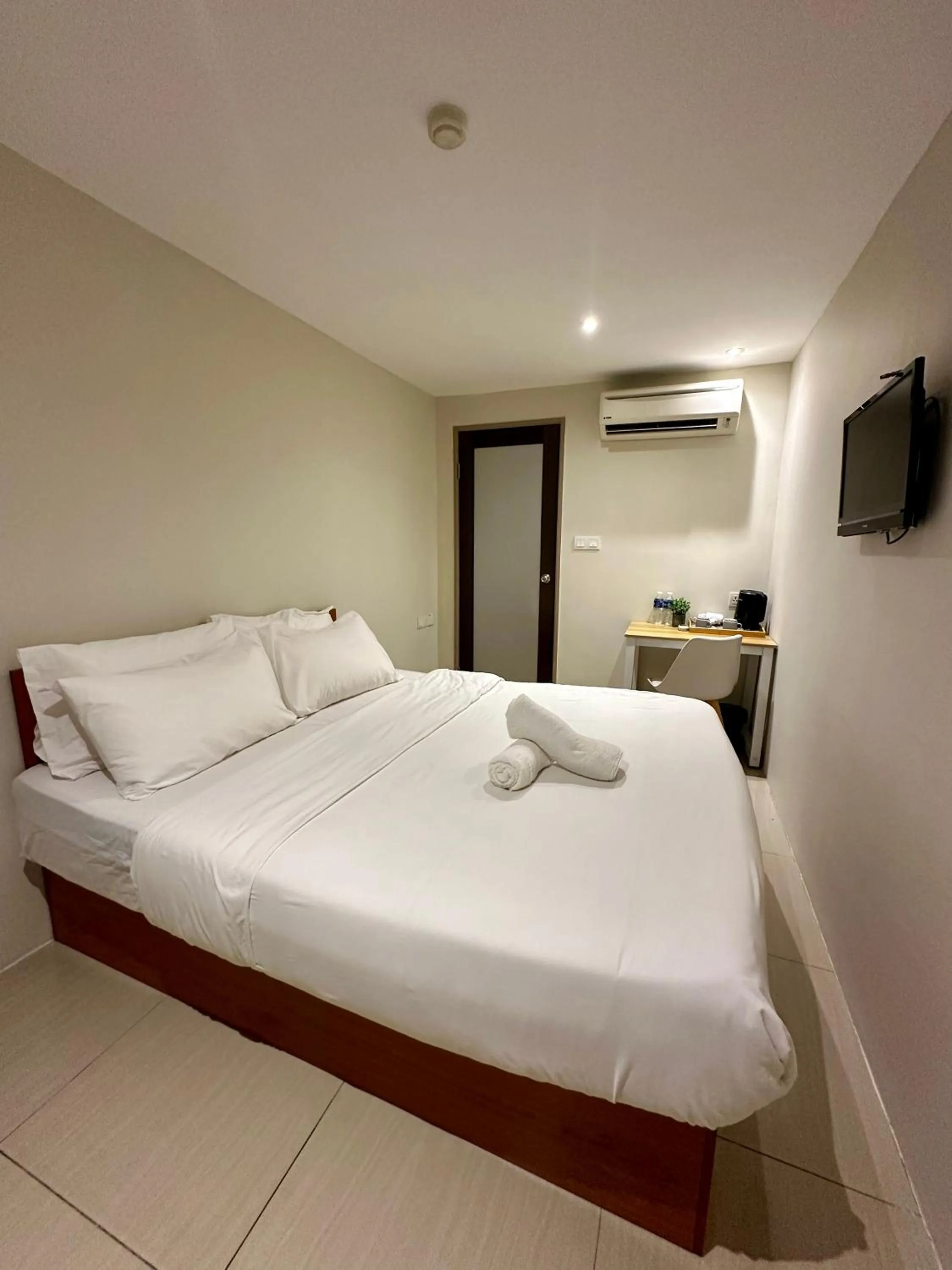 Standard Queen Room in Swiss Cottage Hotel