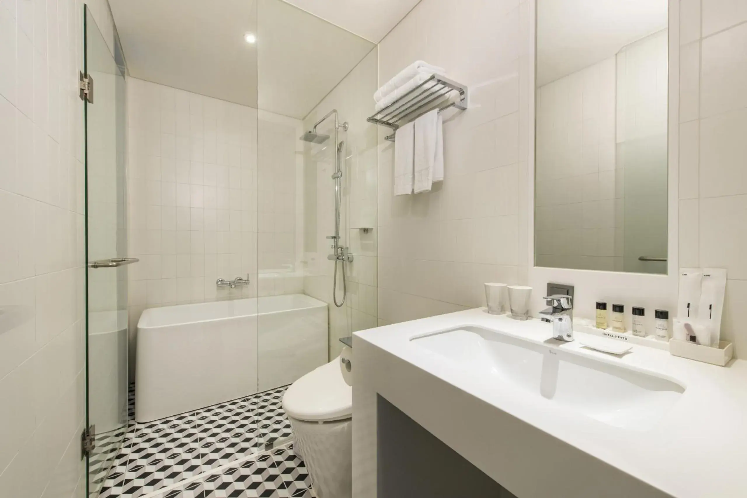 Shower, Bathroom in Hotel Peyto Gangnam